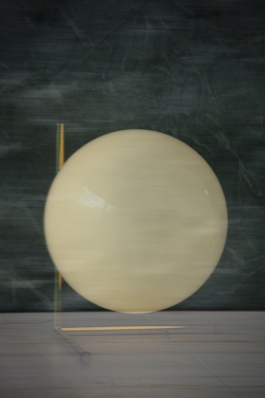 IC T3 Tischleuchte von Flos: Moderne Messing Tischlampe mit opalweißem Diffusor.