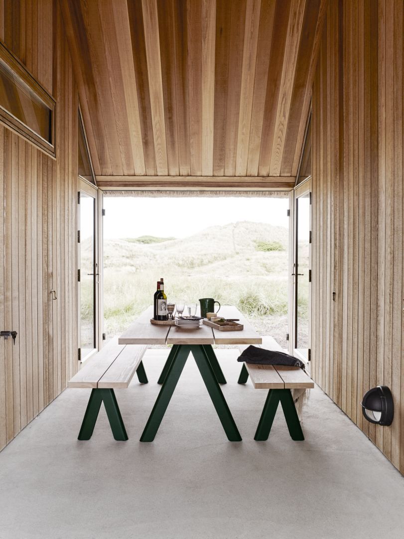 Overlap Table Outdoor Skagerak by Fritz Hansen in Hunter Green mit Bänken und Geschirr.