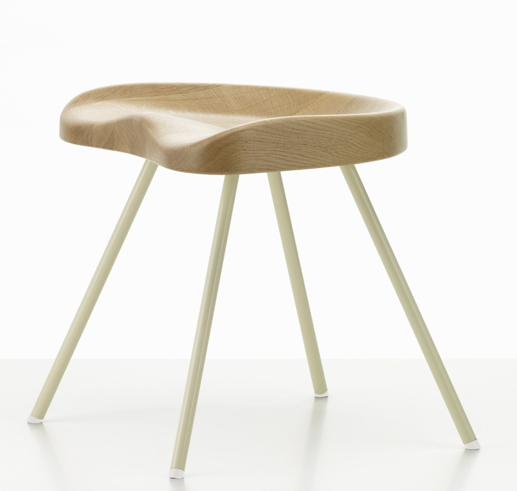 Vitra Tabouret N° 307 Hocker aus hellem Holz mit drei hellen Metallbeinen.