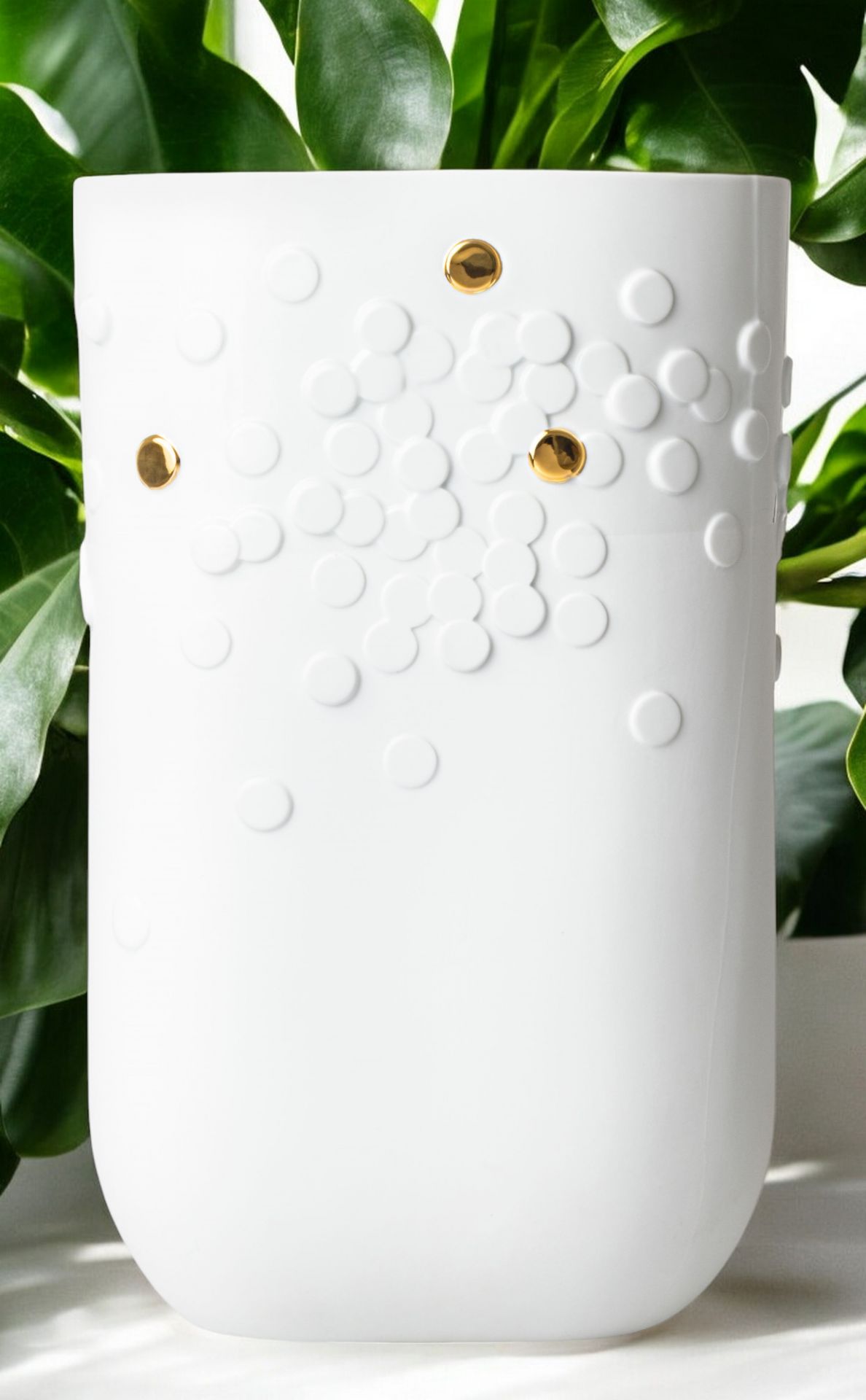 Weiße Bodenvase mit goldenen Punkten und erhabenen Kreisen, moderne Dekoration für Wohnräume.