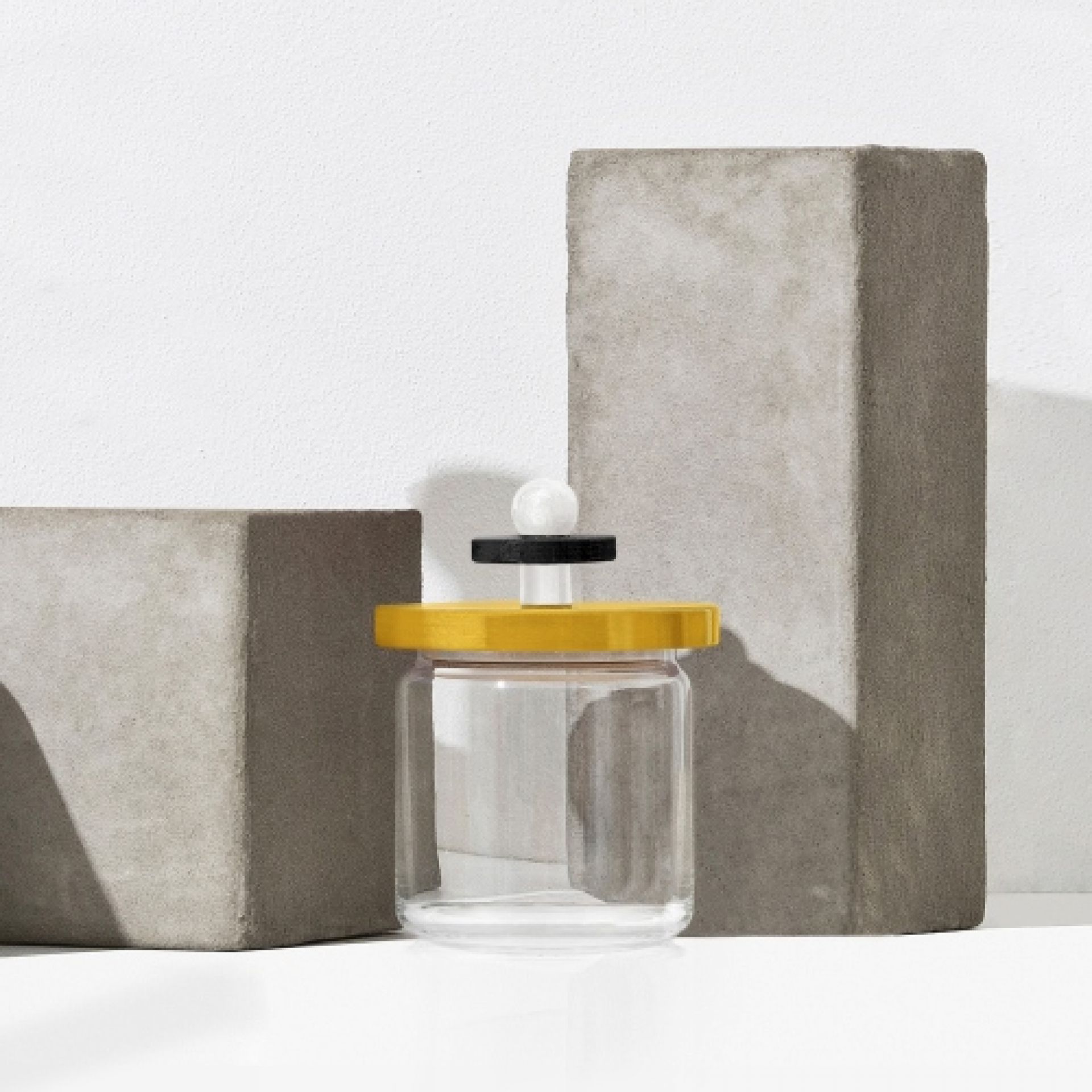 Alessi Küchendose ES16/75 mit gelbem Deckel und schwarz-weißem Knauf, Glasbehälter für die Küche.