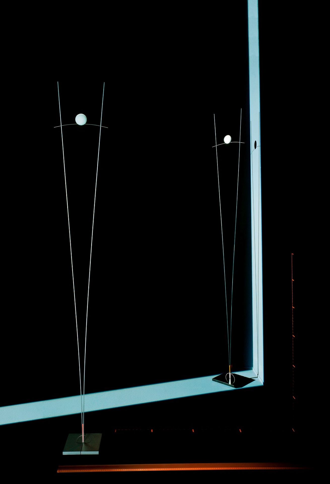 Ilios Stehleuchte von Ingo Maurer in Silber: Minimalistische Designerlampe mit schwebender Kugel.