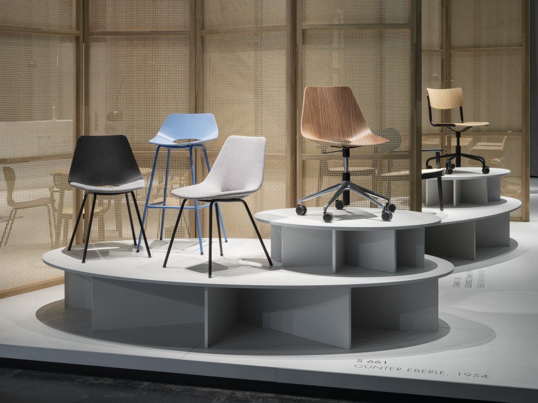 Ausstellung mit verschiedenen Stühlen, darunter ein Thonet S 661 DR Drehsessel mit Holzschale und Rollen.