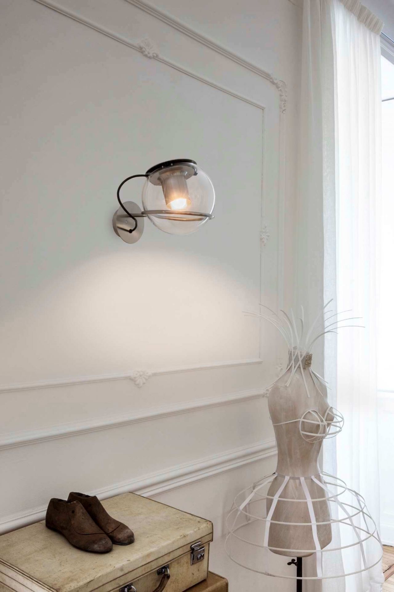 The Globe Wandleuchte 727 von Oluce, moderne Kugel-Wandlampe aus Glas und Metall, Innenarchitektur.