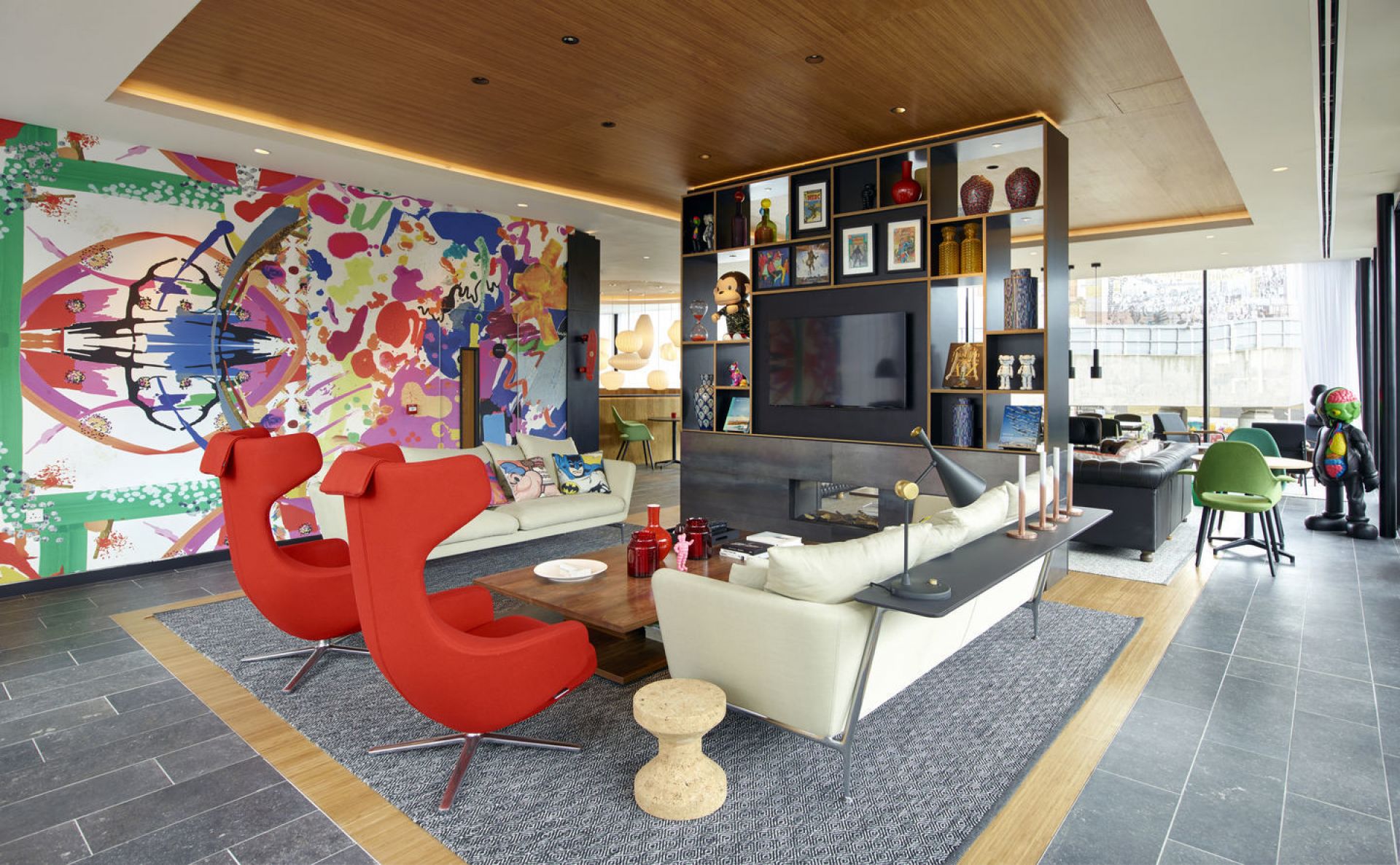 Innenaufnahme mit zwei roten Sesseln, Sofa und Couchtisch. Grand Repos Sessel von Vitra im Wohnzimmer.