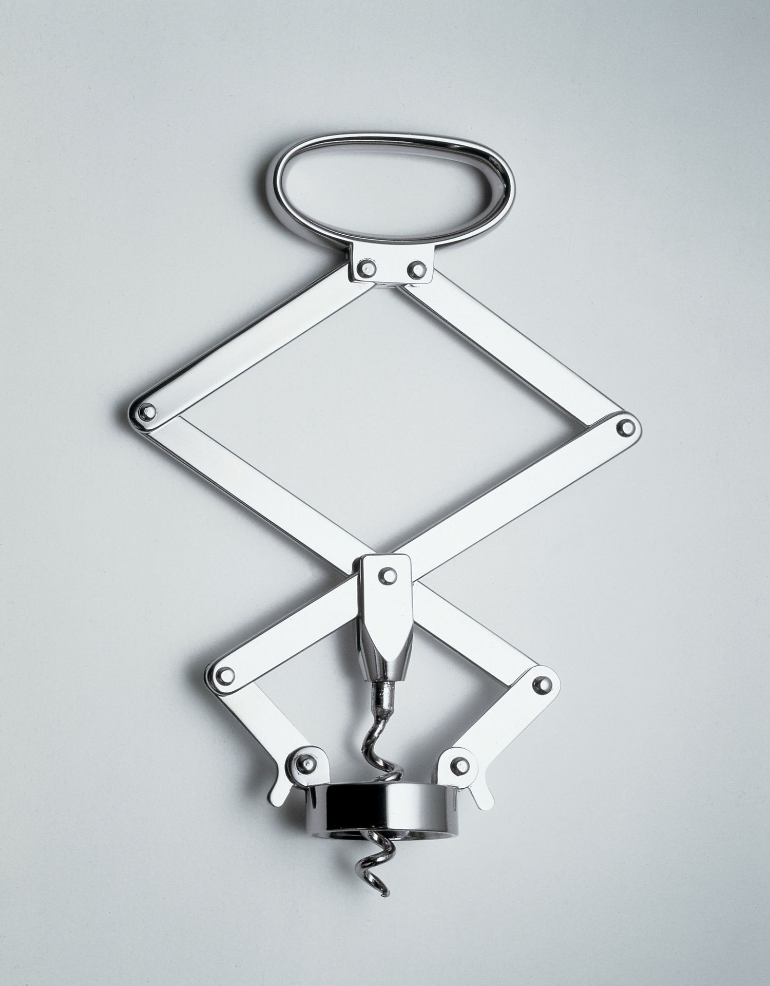 JM06 Socrates Korkenzieher von Alessi: Silberner Hebelkorkenzieher aus Edelstahl, modernes Design für Weinliebhaber.