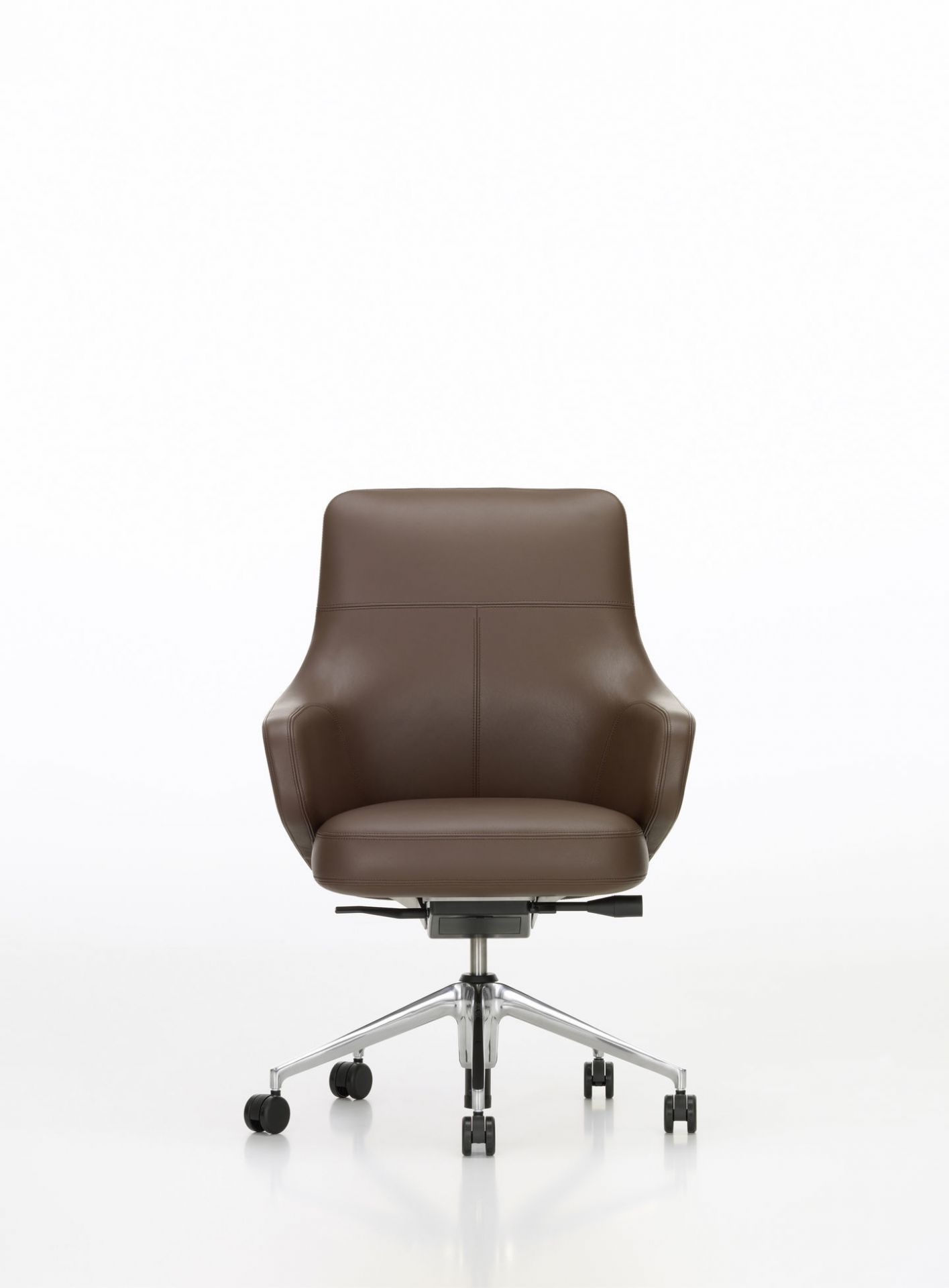 Brauner Grand Executive Lowback Konferenzstuhl von Vitra mit Chromfuß und Rollen.