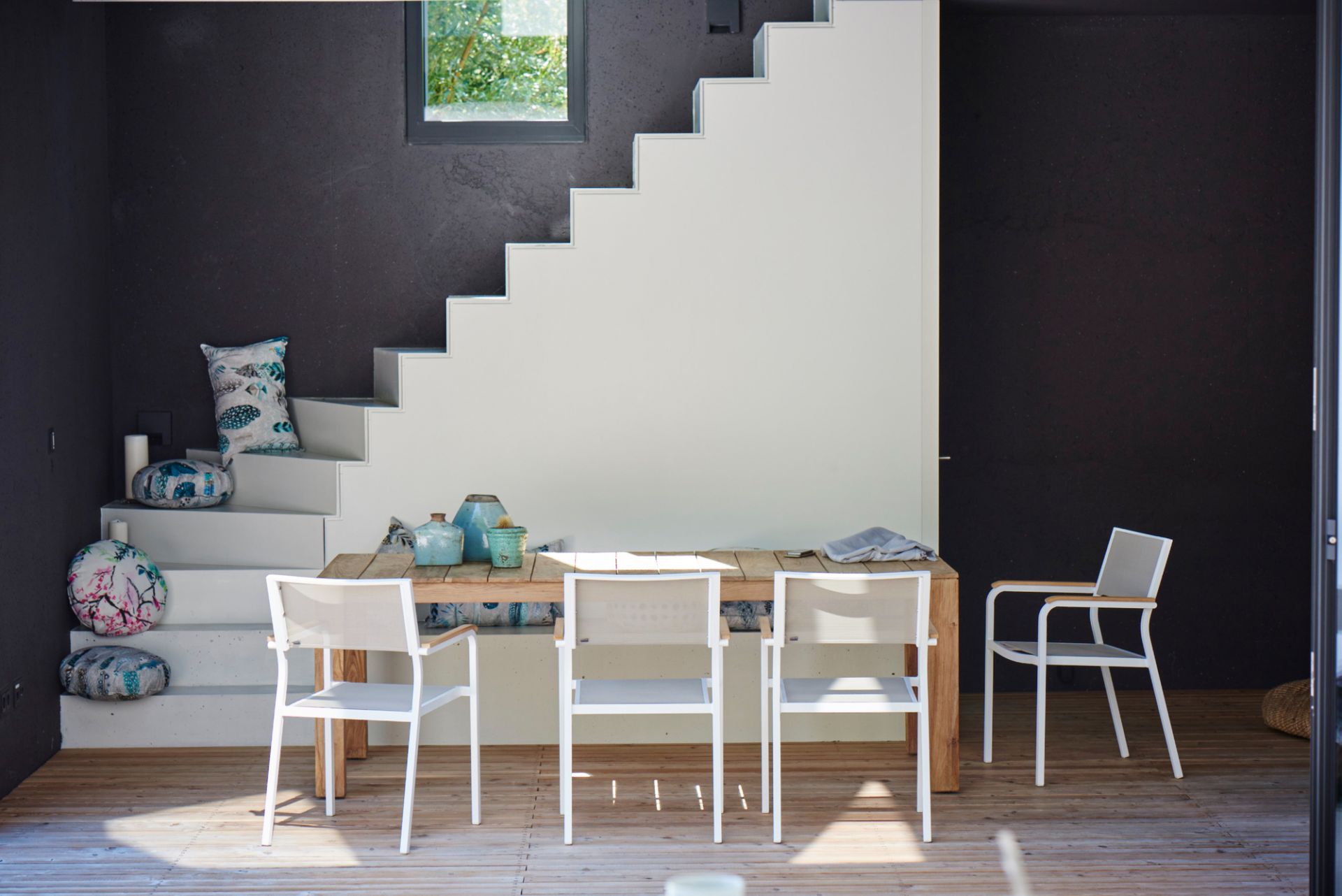 Stage Tisch Natur von Jan Kurtz, Breite 220 cm, aus massivem Holz, mit weißen Stühlen.