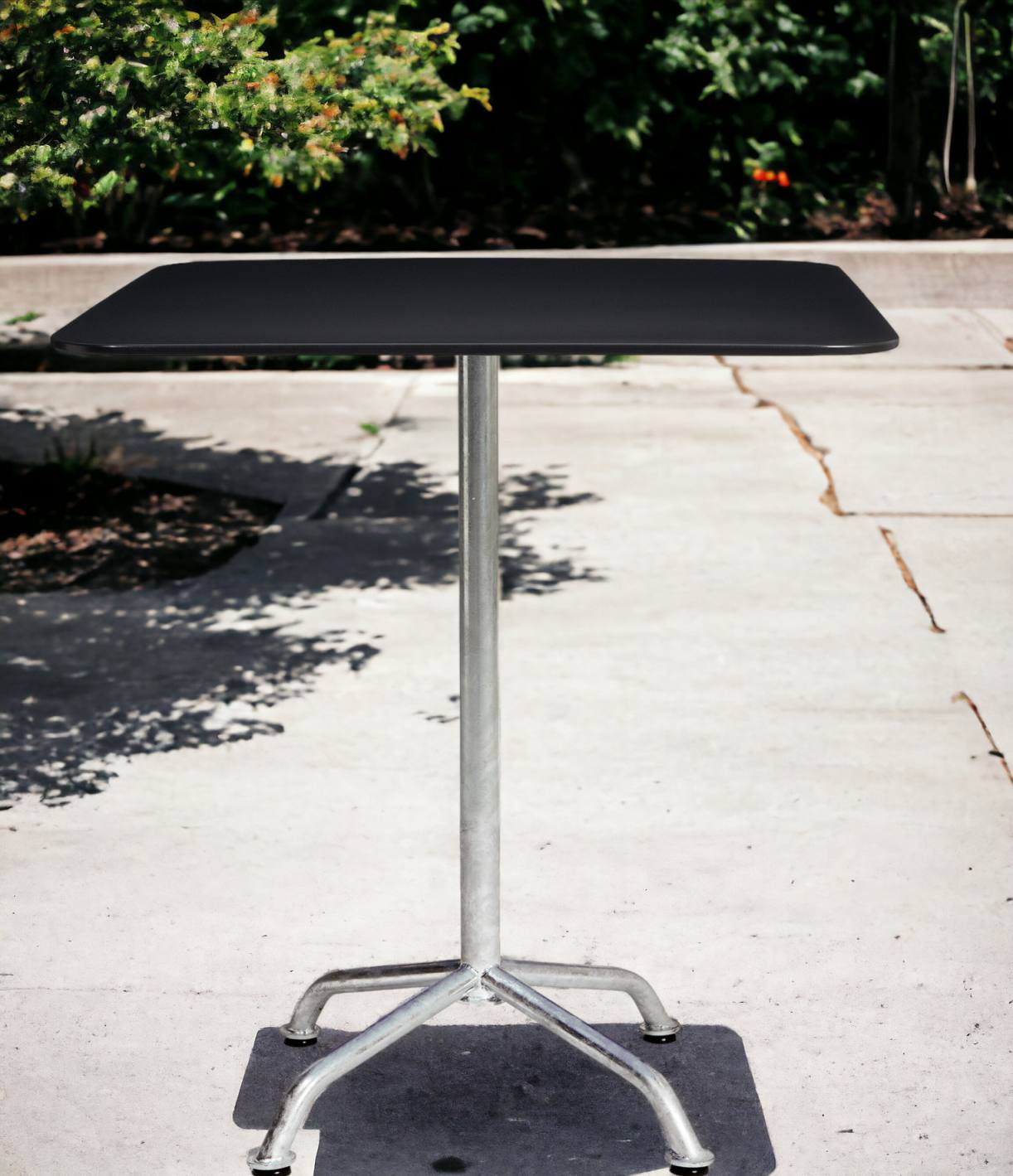 Schwarzer Haefeli Gartentisch mit quadratischer Tischplatte und silberfarbenem Gestell für den Außenbereich.