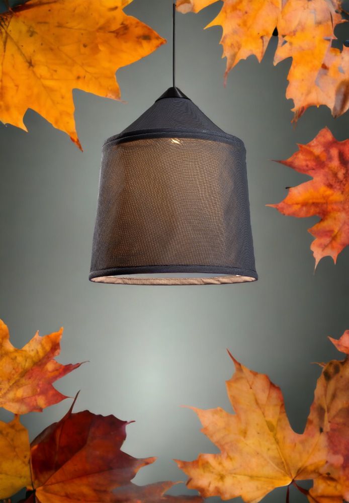 Beige Jaima Pendelleuchte von Marset für den Außenbereich, hängend vor herbstlichen Blättern.