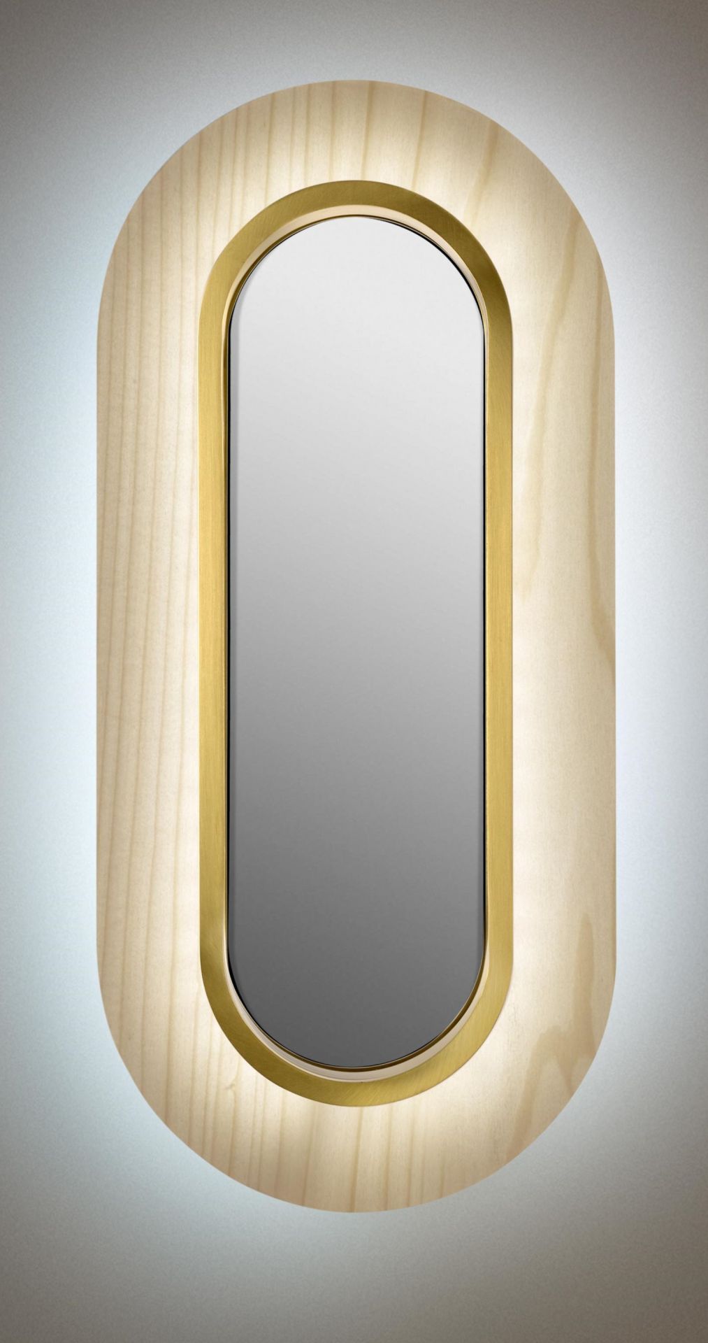 Ovale Lens LED Wandleuchte von LZF Lamps mit goldenem Metallring und Holzrahmen.