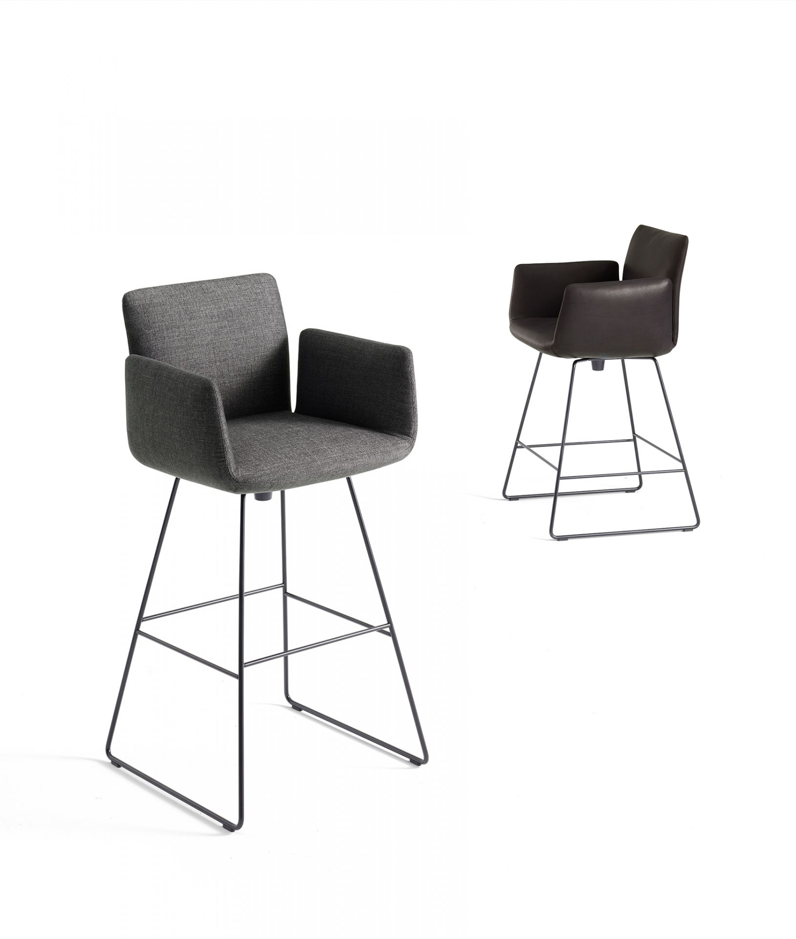 Jalis Barhocker mit Armlehnen, grauer Stoffbezug und schwarzem Metallgestell. Moderner Barstuhl für Küche oder Bar.