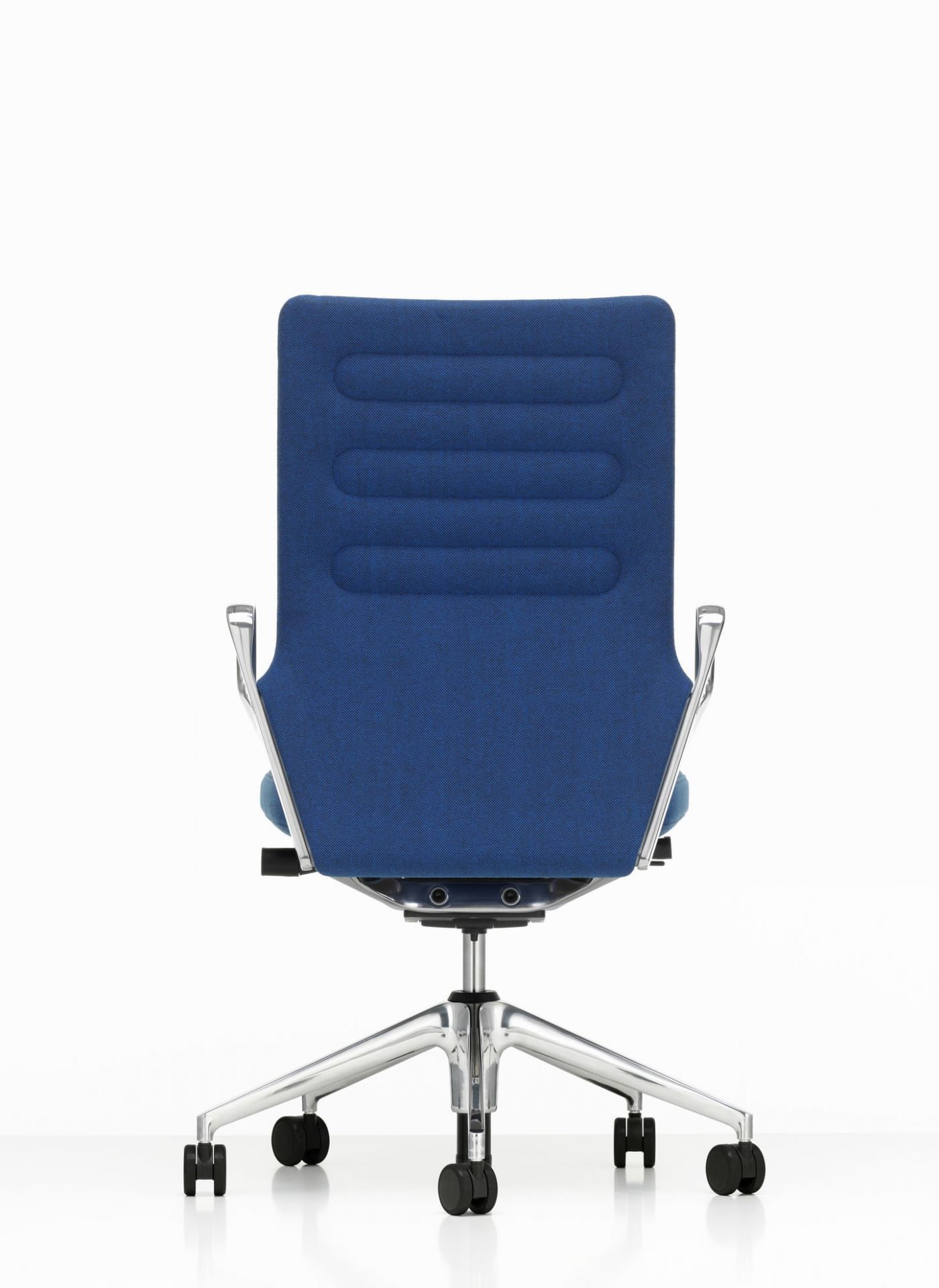 Rückansicht des blauen AC5 Work Bürodrehstuhls von Vitra mit Chromgestell und Rollen.