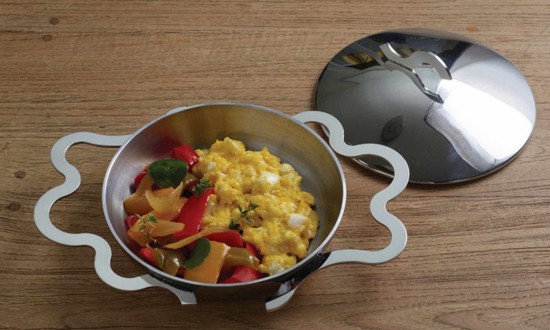 Alessi Tegamino Pfanne AM42 mit Rührei und Gemüse, inklusive Deckel, aus Edelstahl.