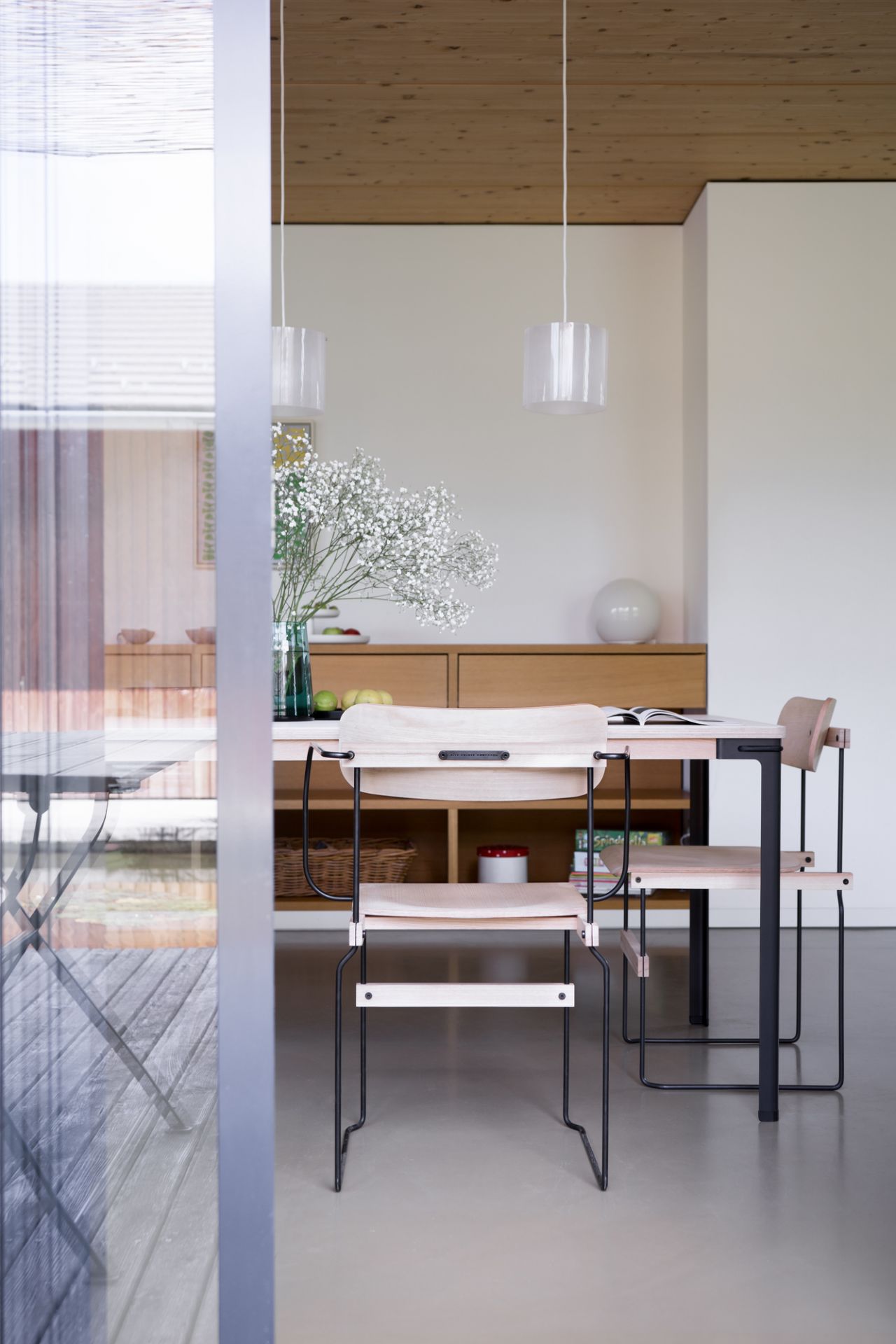 Nils Holger Moormann Bruto Stuhl ohne Armlehne, minimalistisches Design, Holz und Metall, Esszimmer.