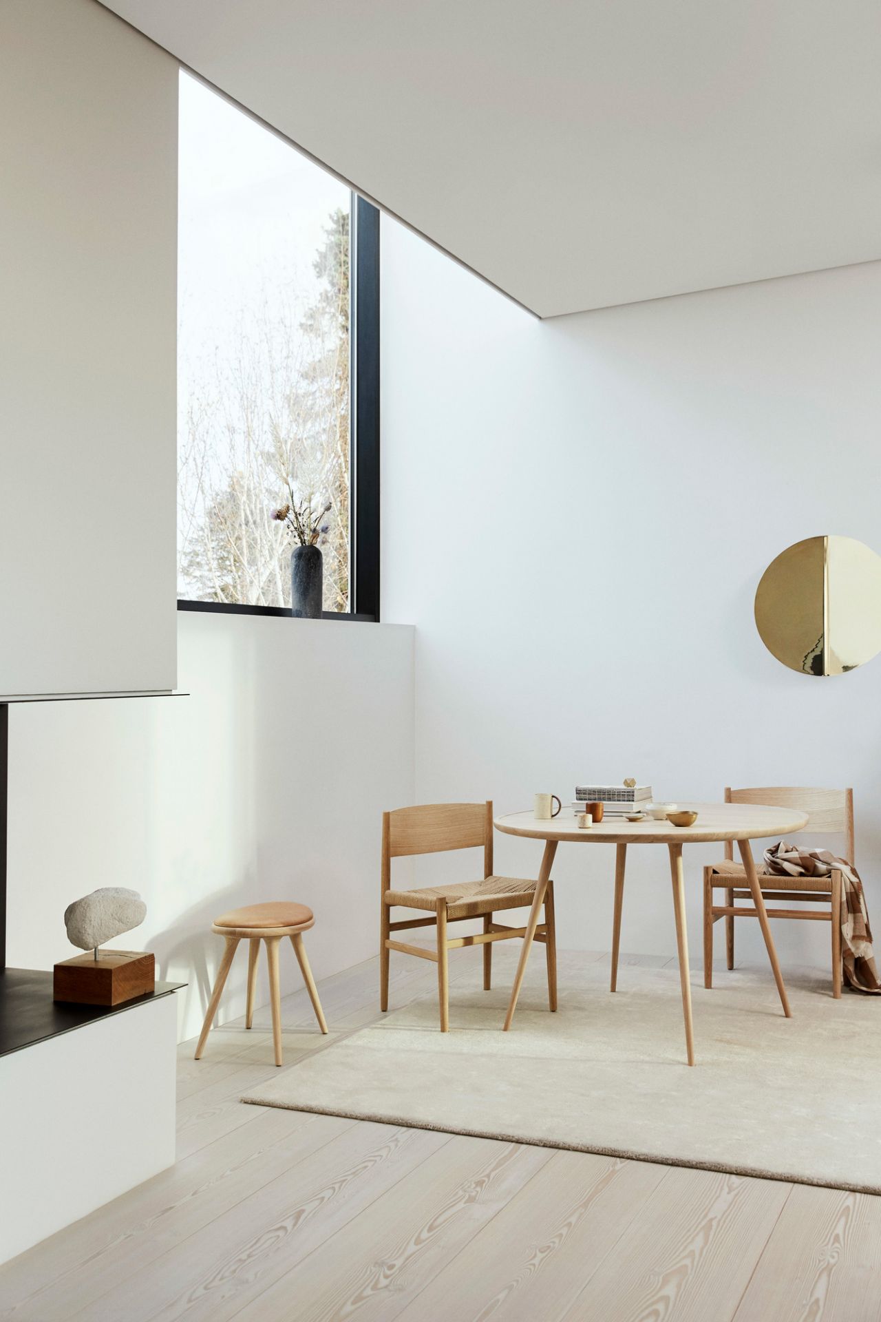 Heller Essbereich mit Nestor Stuhl ohne Armlehne und Holztisch, skandinavisches Design.