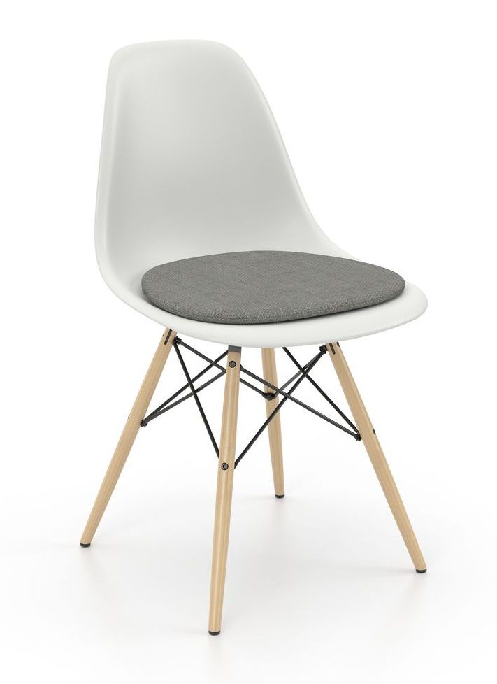 Weißer Eames DSW Stuhl mit Holzbeinen und grauem Sitzpolster von Vitra. Designklassiker.