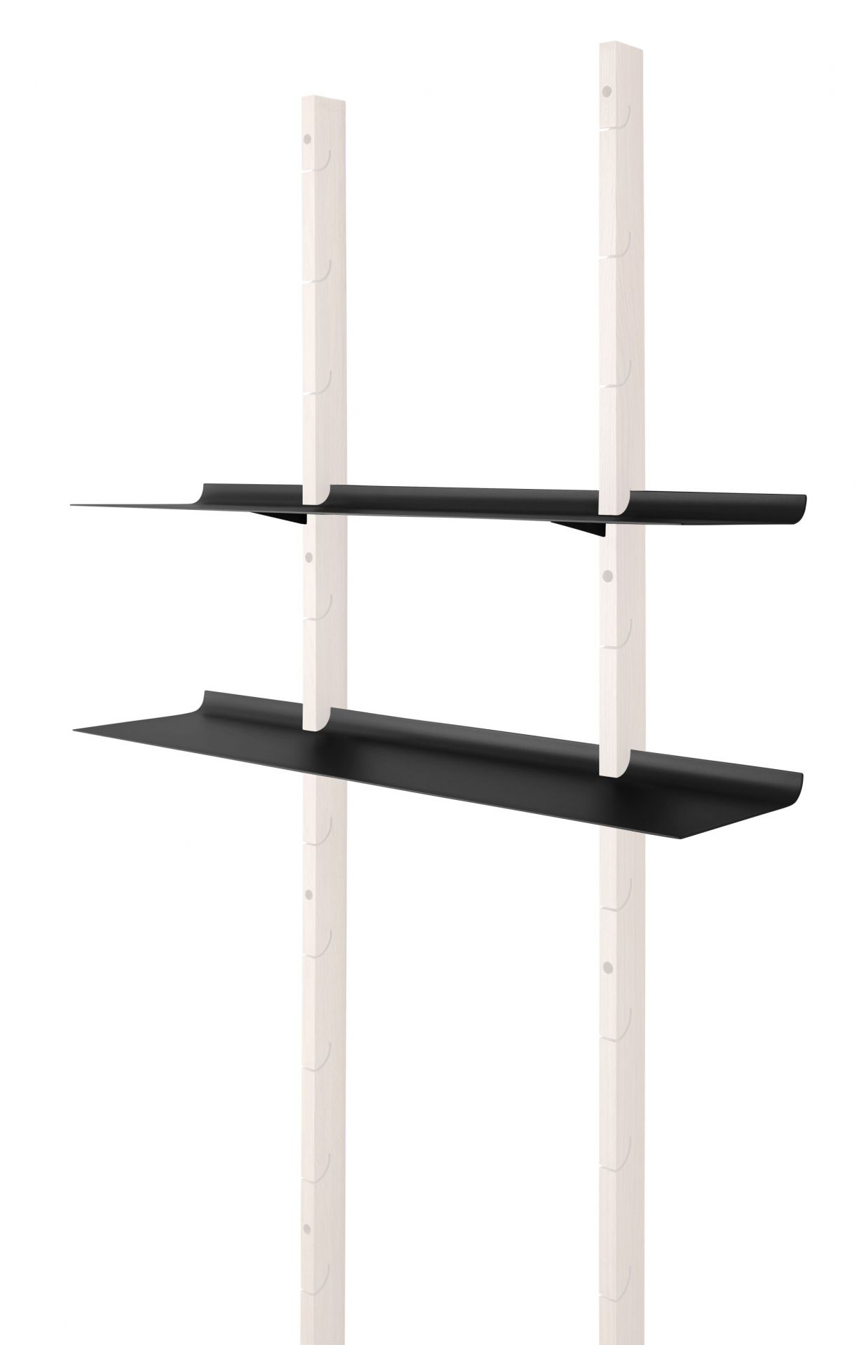 Zwei schwarze Smile Regal Einlegeböden von Eva Solo, montiert an hellen Holzleisten. Modernes Regalsystem.