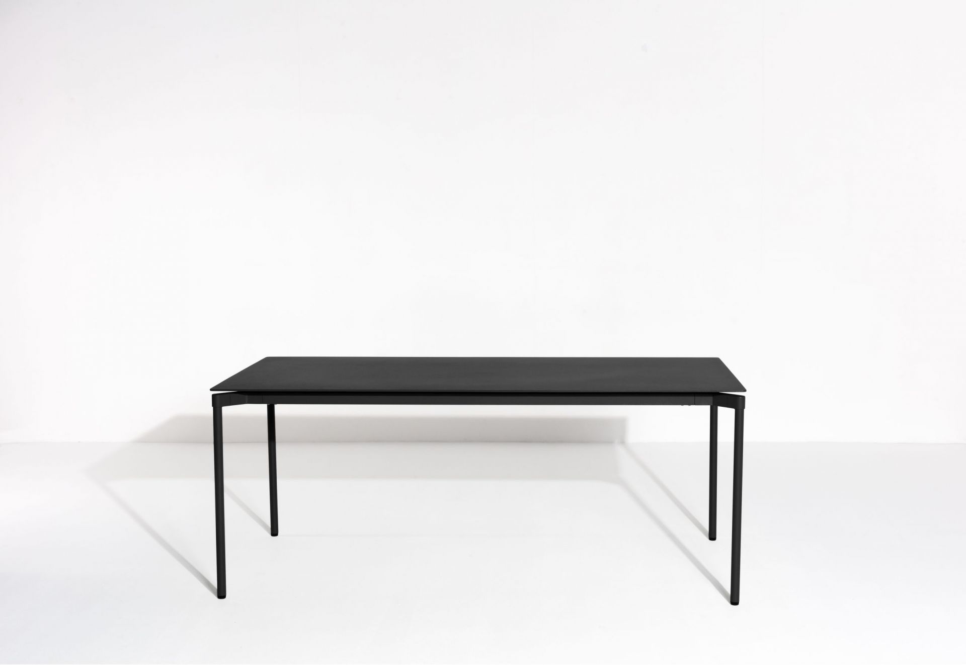 Schwarzer Fromme Esstisch rechteckig von Petite Friture. Moderner Tisch mit minimalistischem Design für Esszimmer.