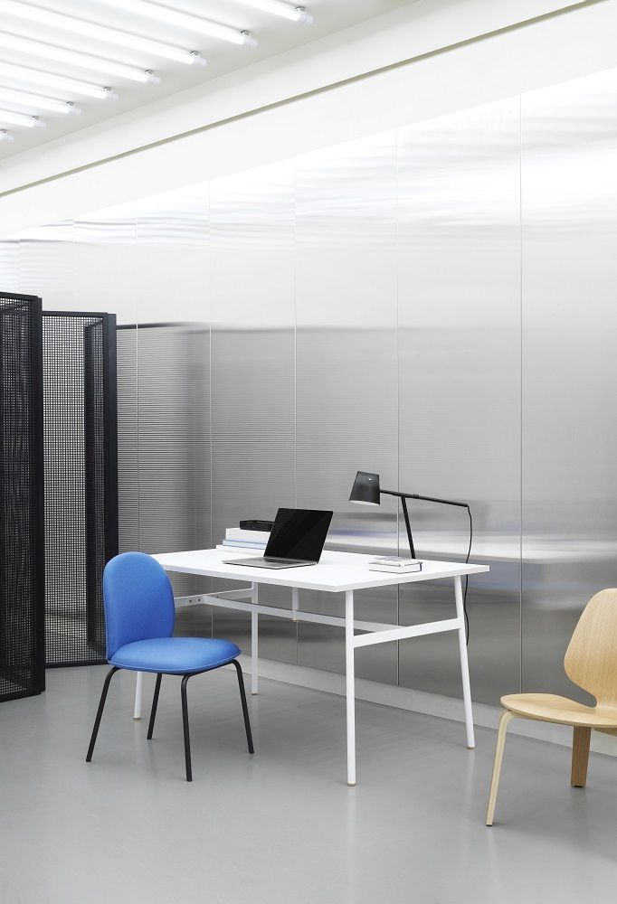 Blauer Ace Chair Stuhl gepolstert von Normann Copenhagen am Schreibtisch, modernes Büromöbel Design.