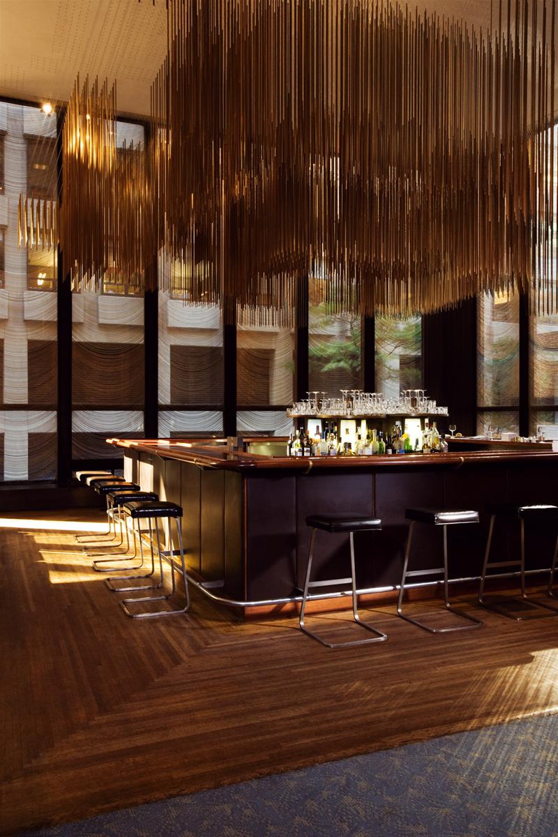 Bar mit Four Seasons Barhockern von Knoll International und dekorativer Deckeninstallation.
