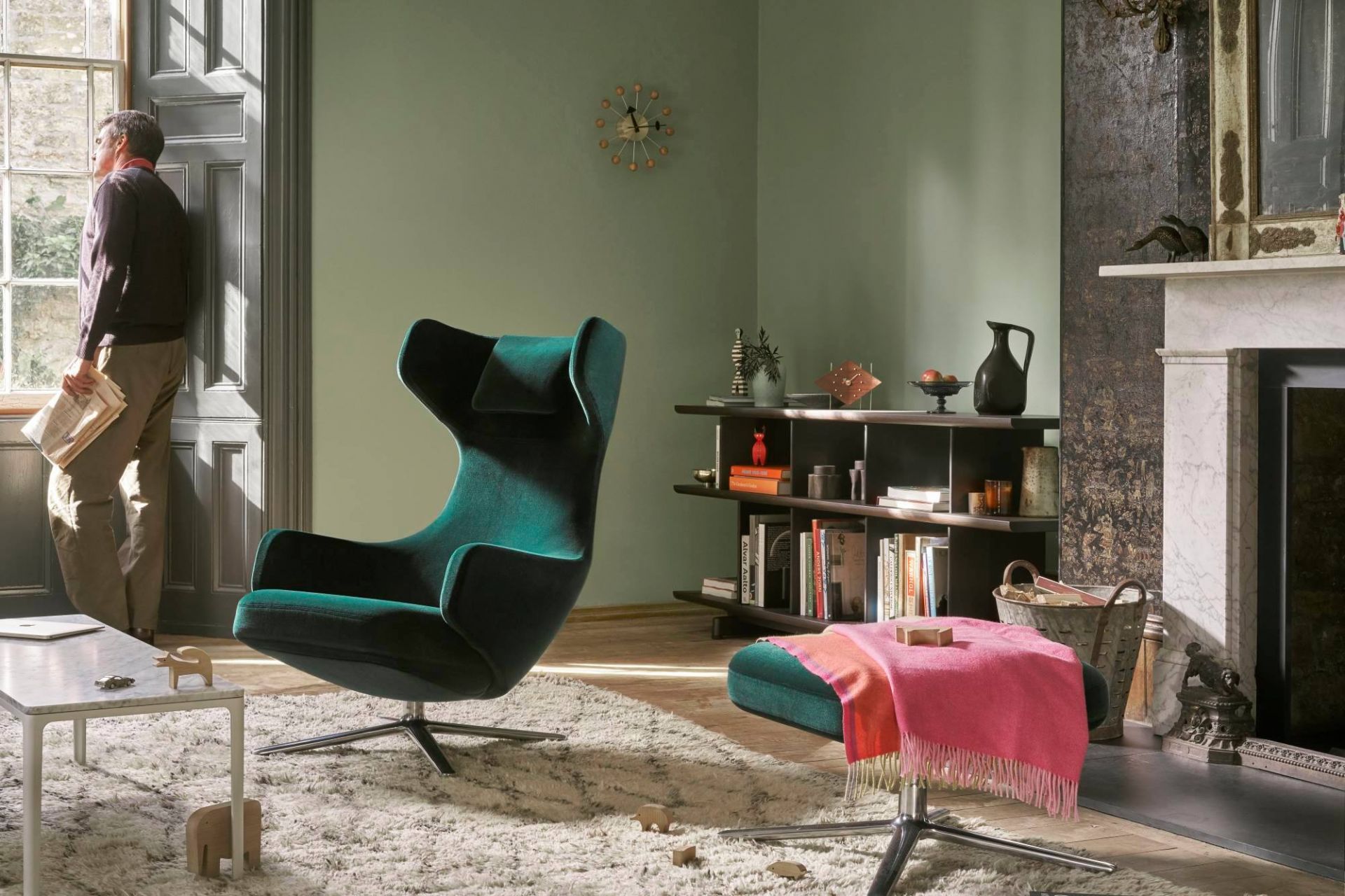 Wohnzimmer-Szene mit Ball Clock Wanduhr von Vitra aus Kirschbaumholz an der Wand.