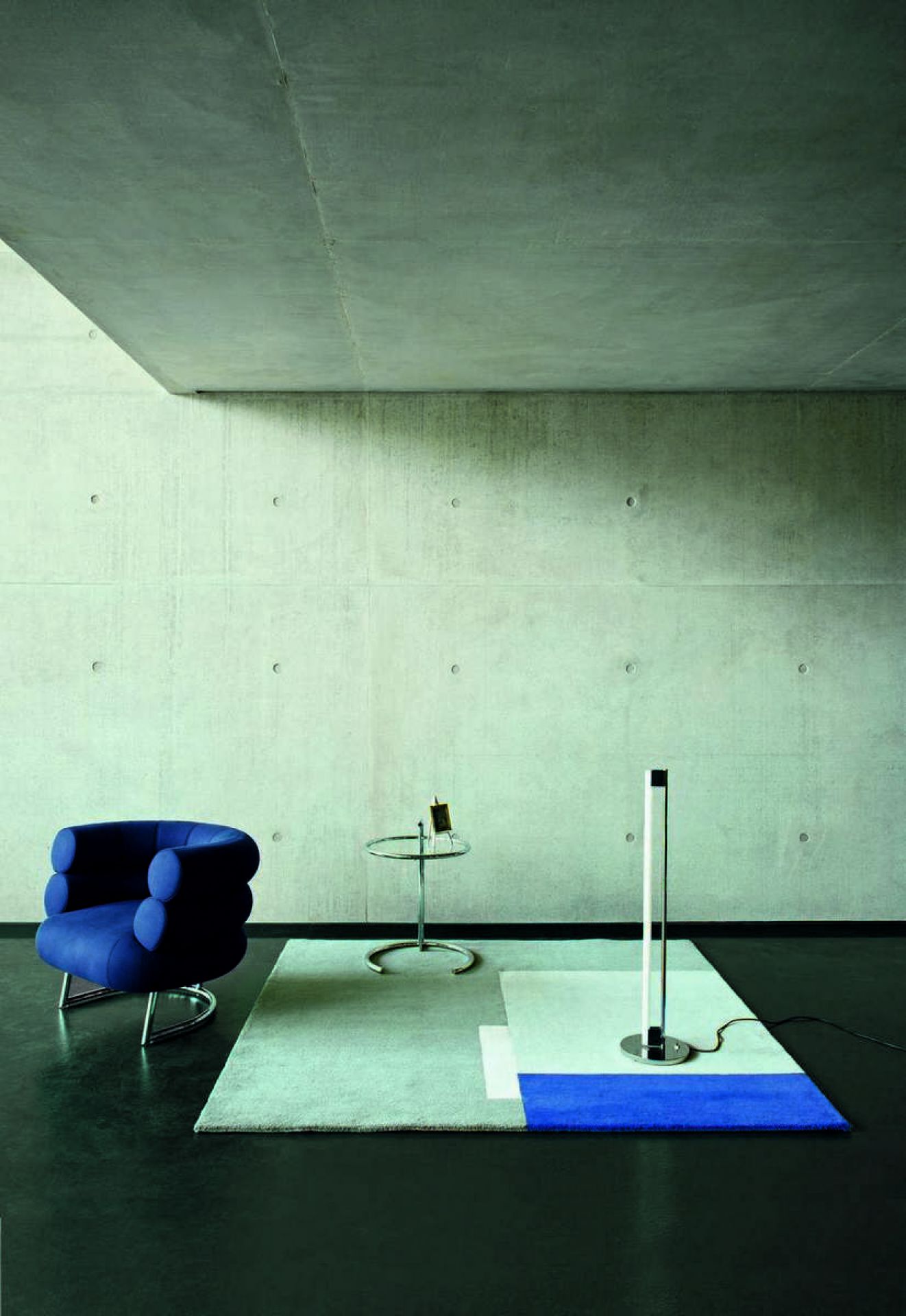 Roquebrune Teppich von ClassiCon: Moderner Designerteppich mit geometrischen Formen in Blau und Grau.