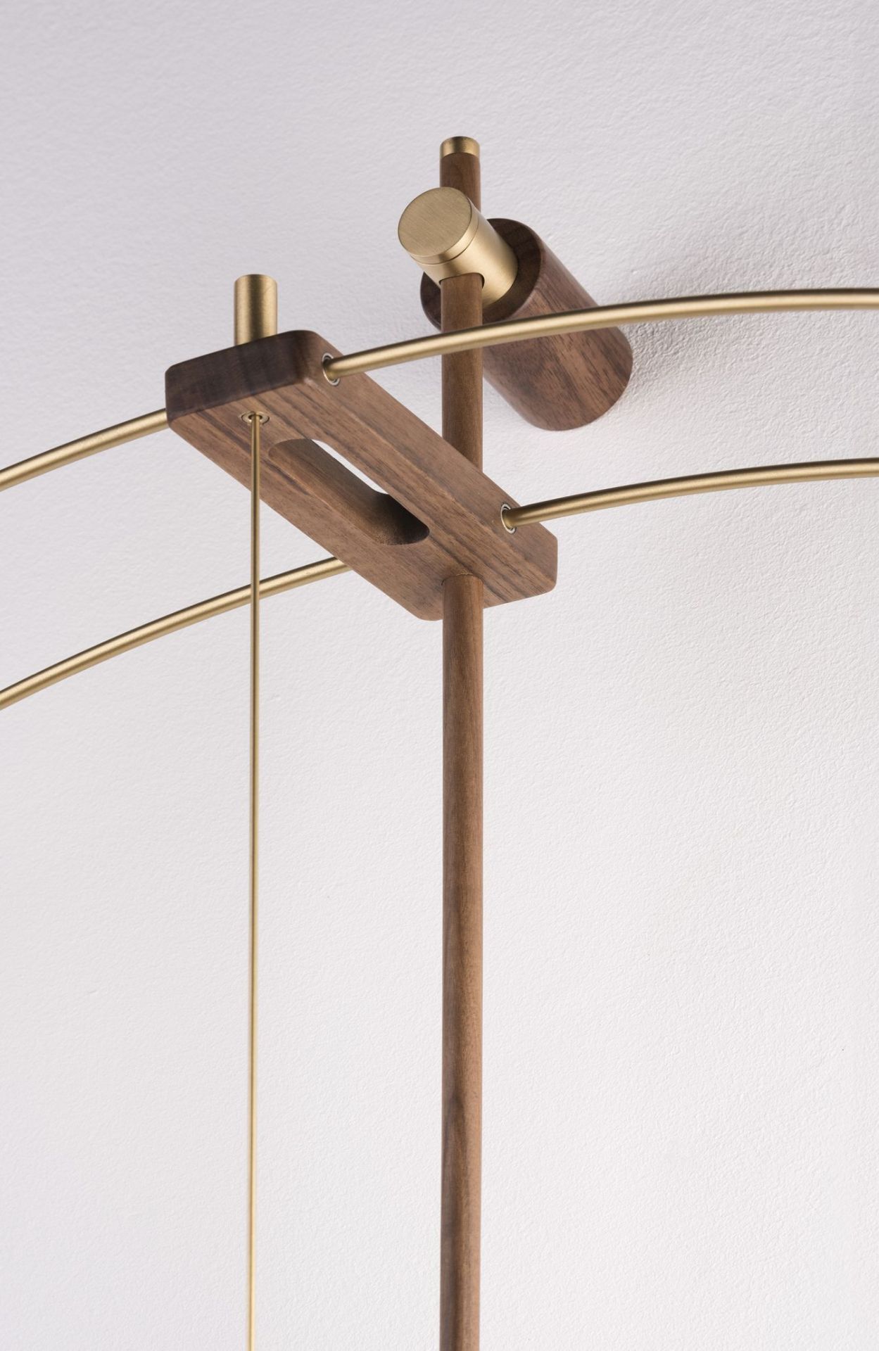 Detailaufnahme der Nomon Barcelona Gold Uhr mit Holz- und Goldelementen. Design Wanduhr.