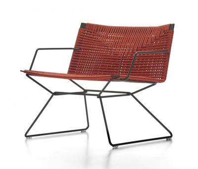 Neil Twist Sessel von MDF Italia: Moderner Loungesessel mit roter Seilbespannung und schwarzem Metallgestell.
