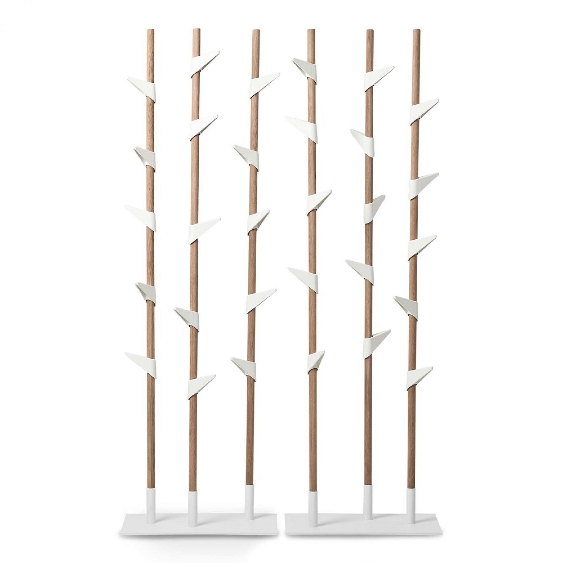 Cascando Bambus Standgarderobe: Moderne Garderobe aus Holz mit weißen Haken und Fuß, freistehend.