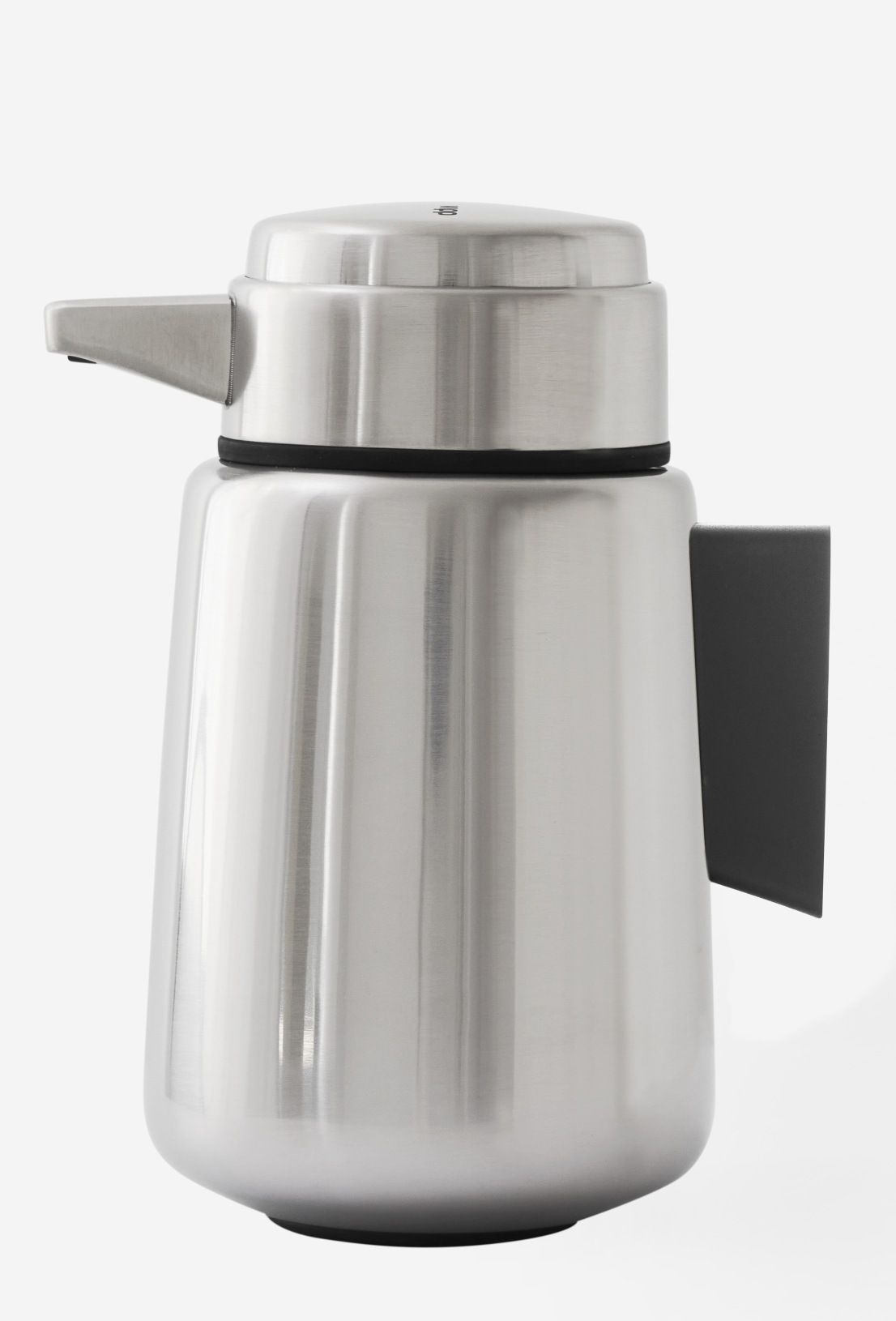 Edelstahl Seifenspender zur Wandmontage von Vipp, modernes Design für Badezimmer und Küche.