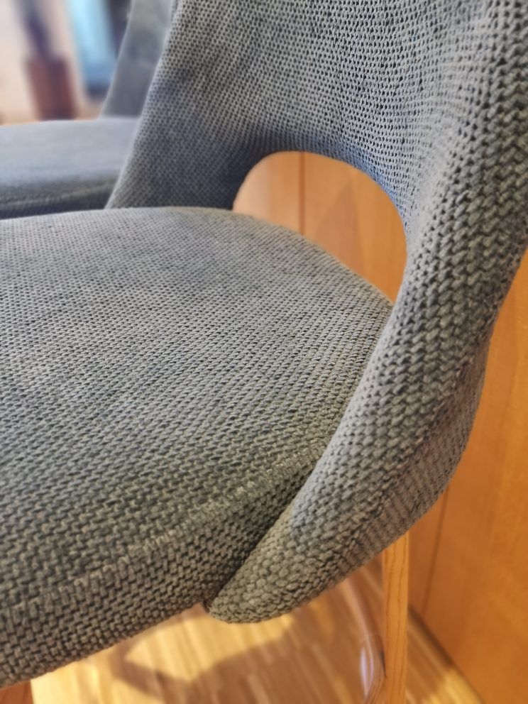 Detailaufnahme: Grauer Saarinen Barhocker mit Stoffbezug, Knoll International Ausstellungsstück. Barstuhl für Küche oder Bar.