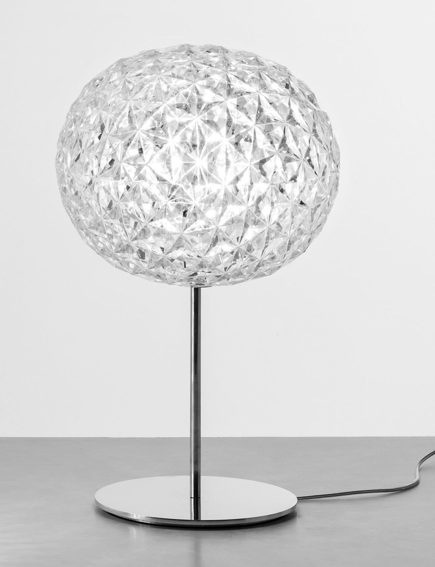 Planet Tischleuchte von Kartell, 53 cm, bernsteinfarben, mit facettierter Oberfläche und Chromfuß.