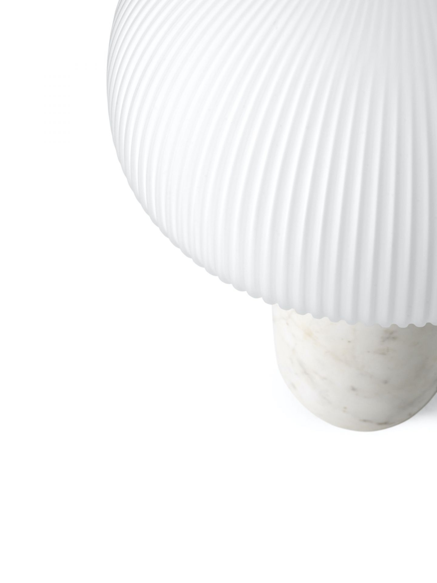 Detailansicht: Weiße Vipp Sculpture Tischlampe groß mit geriffeltem Glasschirm und Marmorfuß.