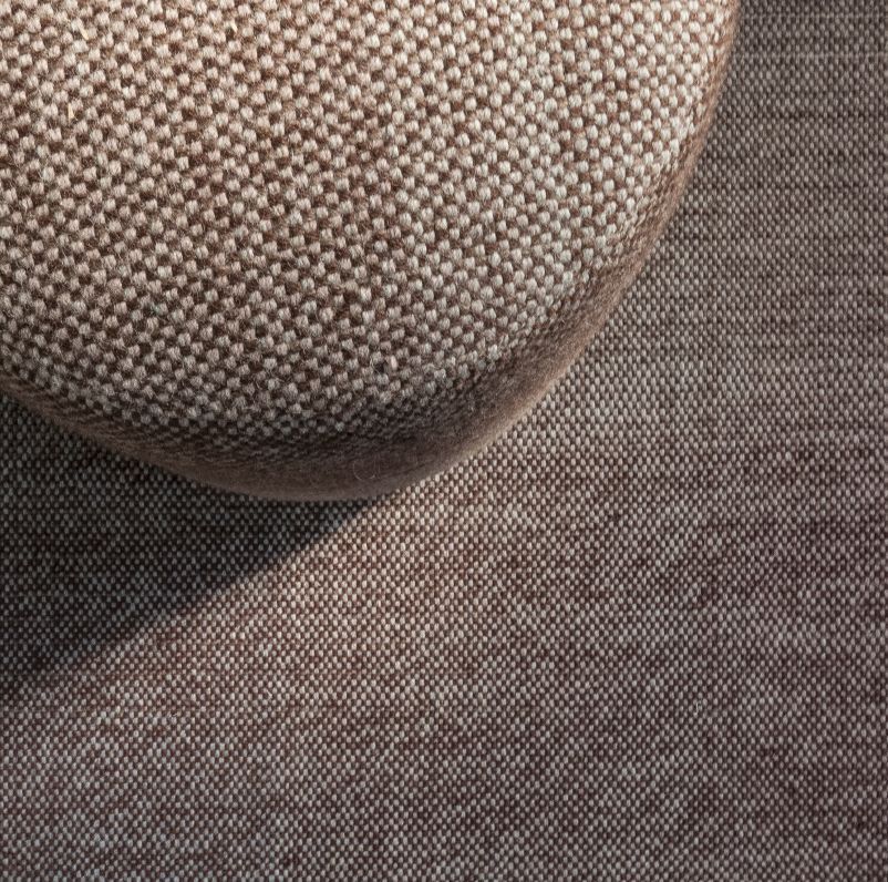 Detailaufnahme: Nanimarquina Shade Pouf Hocker in Braun, Textur und Stoffmuster des Sitzhockers.