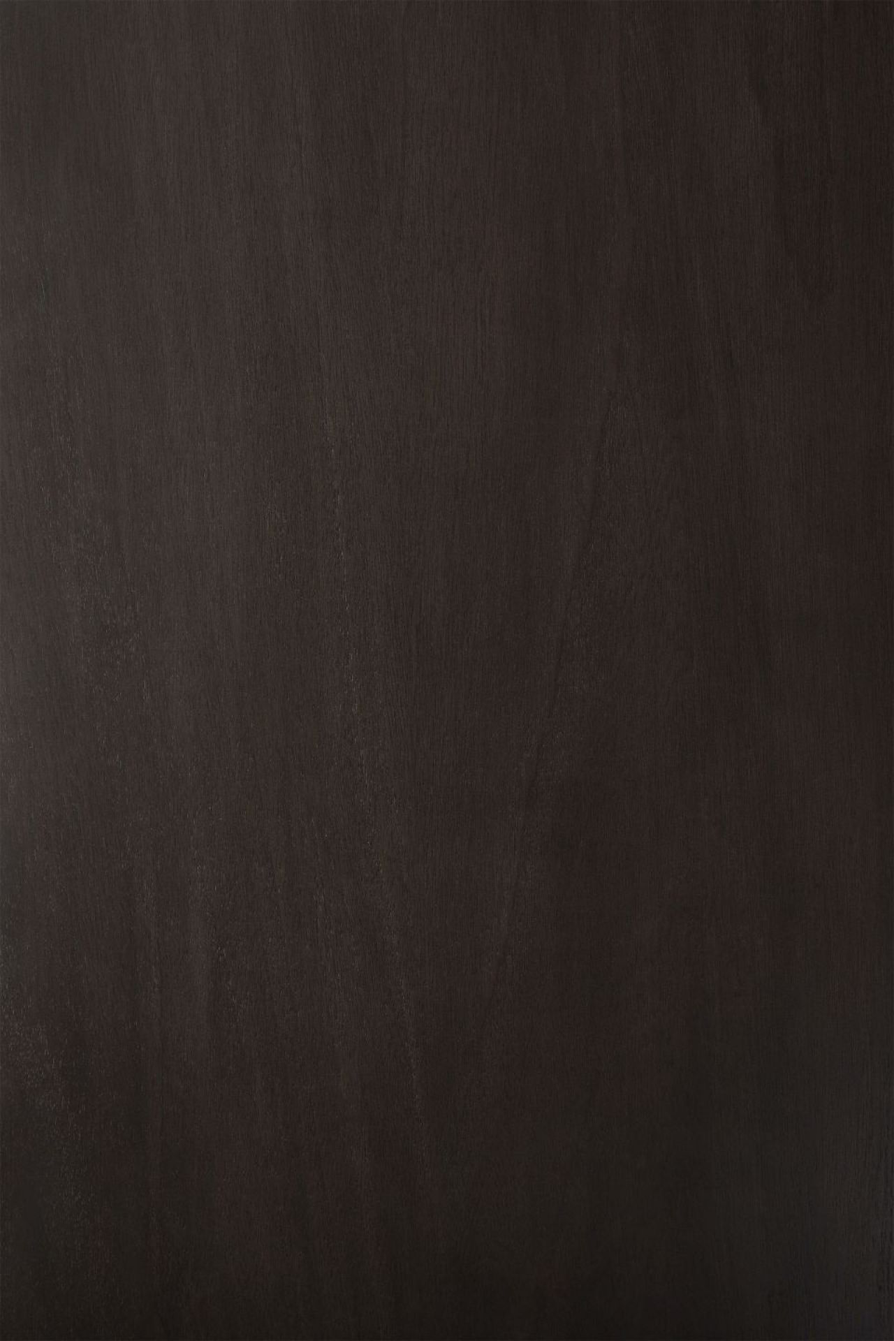 Detailaufnahme der Mahagoni-Holzoberfläche des Ethnicraft Boomerang Couchtisches. Dunkles, edles Holz für Wohnzimmer.