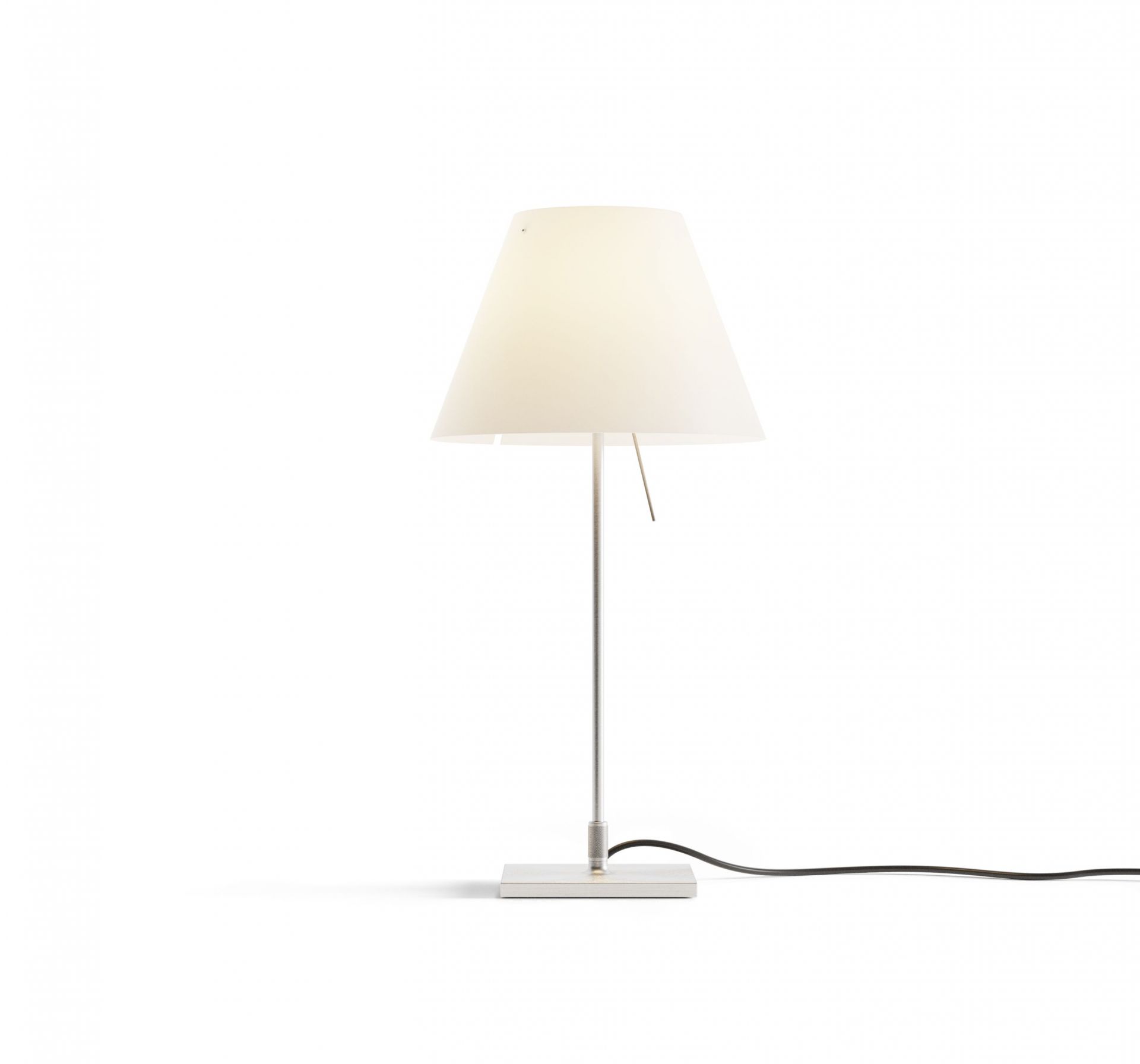 D13 Costanzina LED Tischleuchte von Luceplan mit Aluminiumgestell und weißem Lampenschirm.