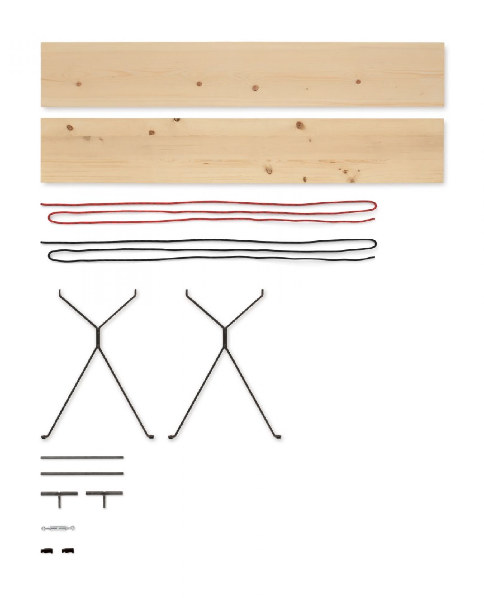 Kampenwand Tisch von Moormann: Einzelteile wie Tischplatten aus Holz, Tischbeine und Zubehör.