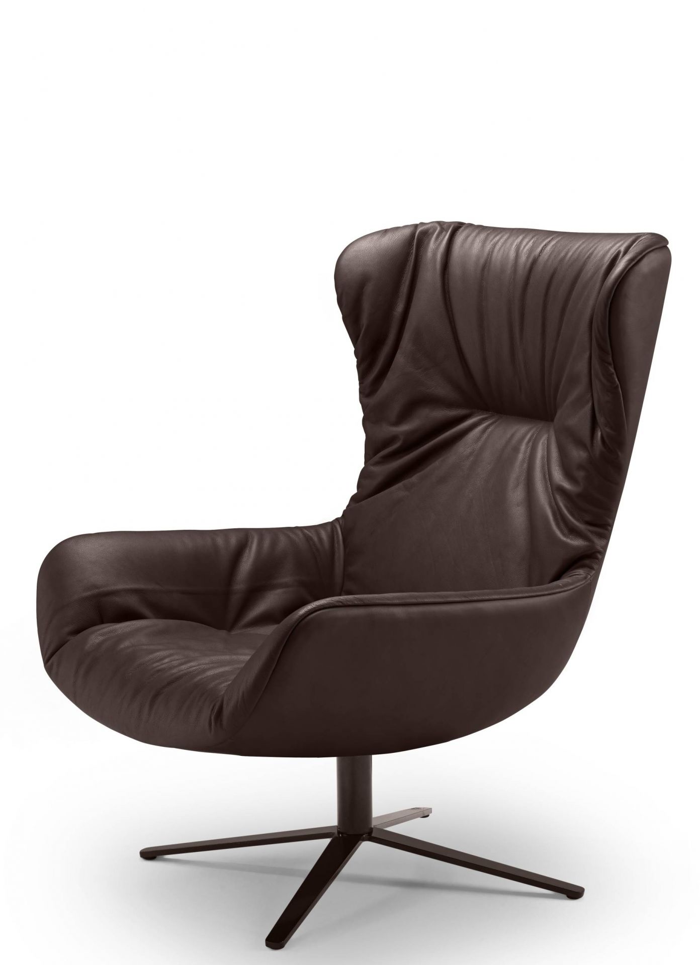 Brauner Leya Ohrensessel von Freifrau Manufaktur mit Lederbezug und Drehfuß für Wohnzimmer und Büro.