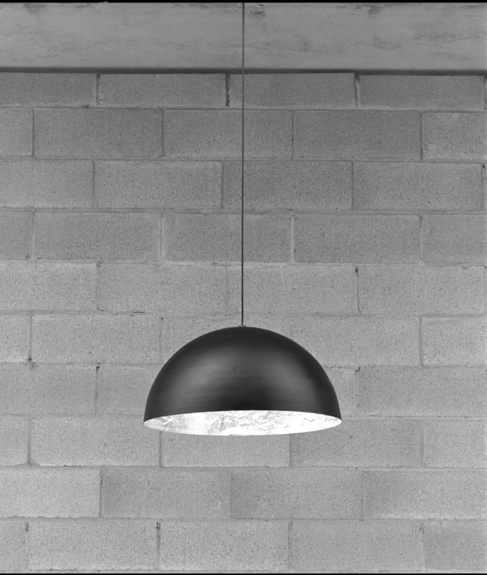 Nahaufnahme der Stchu-Moon Hängeleuchte von Catellani & Smith, modernes Design mit silberner Innenseite.