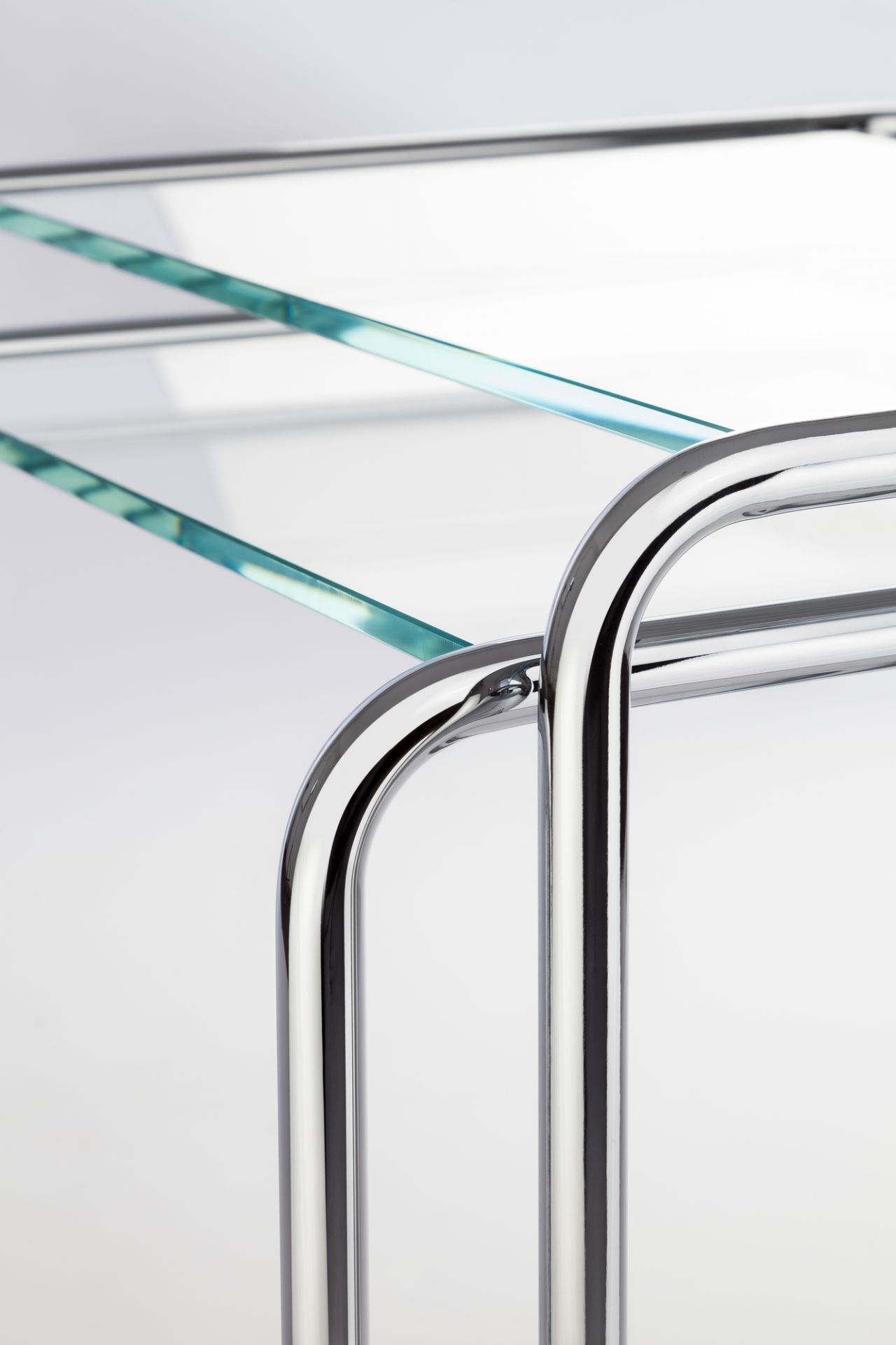 Detailaufnahme Thonet B97 Beistelltisch: Verchromtes Stahlrohrgestell mit Glasplatte, modernes Design.