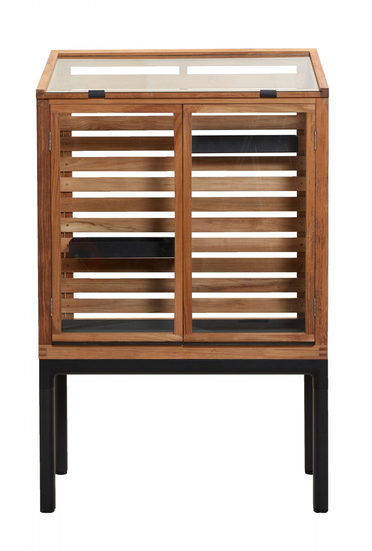 Drop Outdoor Gewächshaus von Cane-Line: Holz-Gewächshaus mit Glasdach und schwarzen Füßen für den Garten.