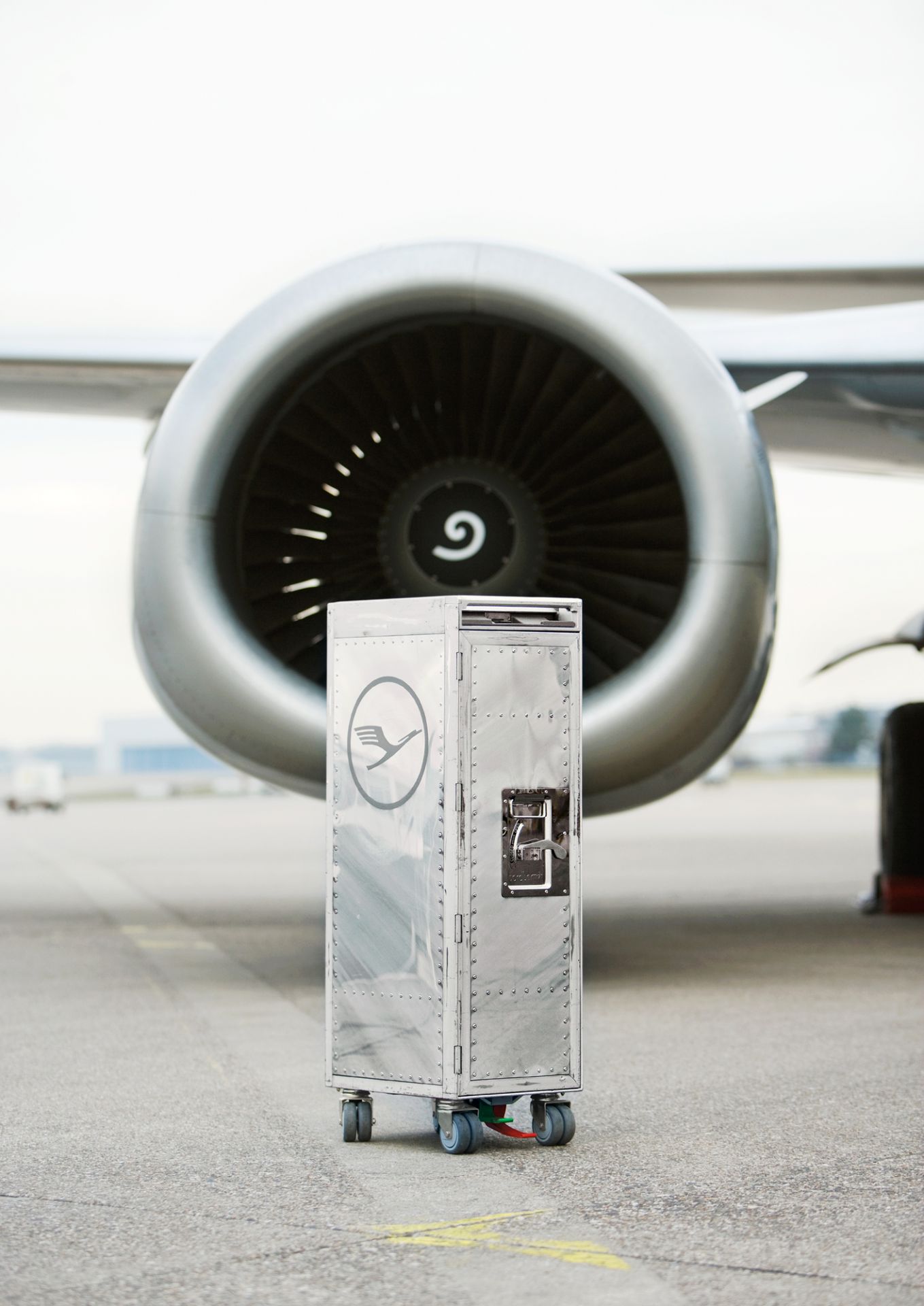 Silberner Lufthansa Flugzeugtrolley Bordbar vor Flugzeugturbine, Rivet Rocker Design, rollbare Bar für Zuhause.