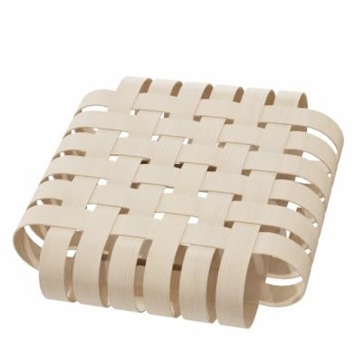 Off Side Ottoman von Knoll International: Quadratischer Hocker mit geflochtenem, hellem Holzgestell. Modernes Design für Wohnzimmer.