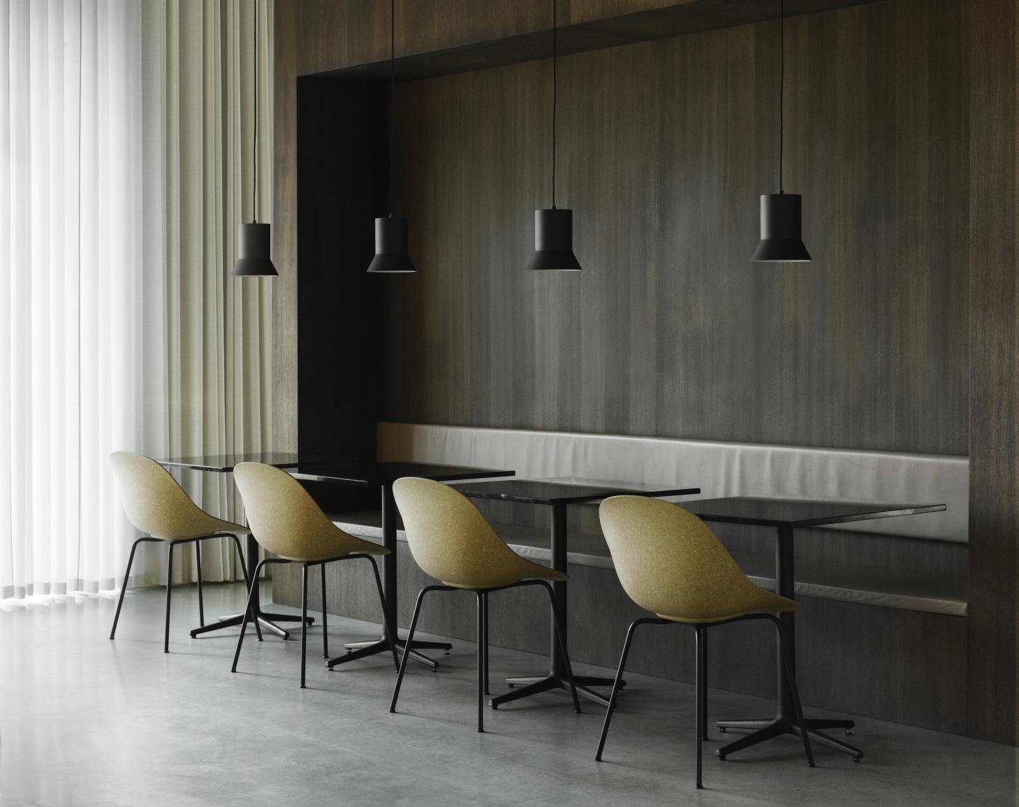 Mat Chair Steel Stuhl von Normann Copenhagen, gelbe Sitzschale, schwarzes Stahlgestell, modernes Design.