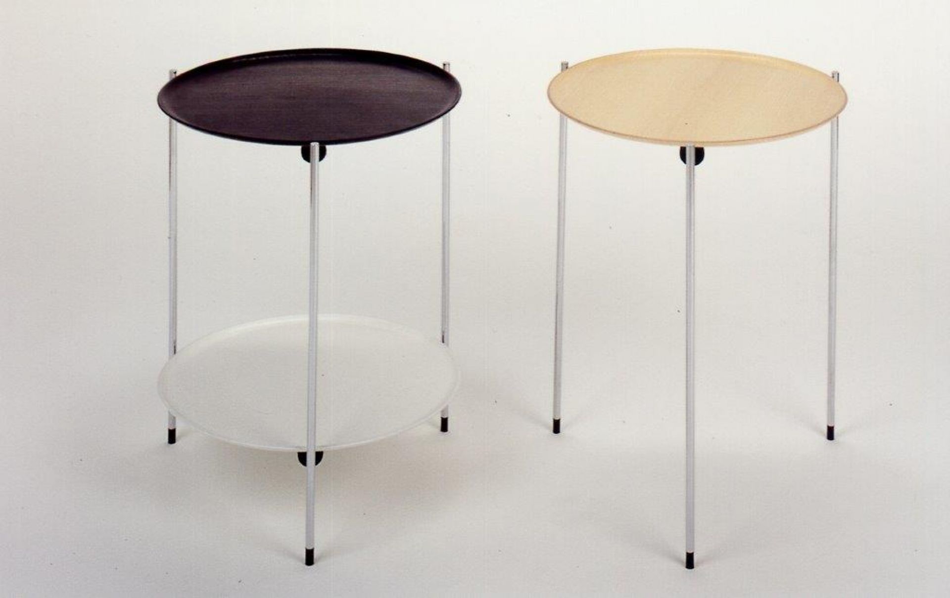 Zwei Tecnolumen Beistelltische EE61: Einer mit dunkler, einer mit heller Tischplatte. Minimalistisches Design.