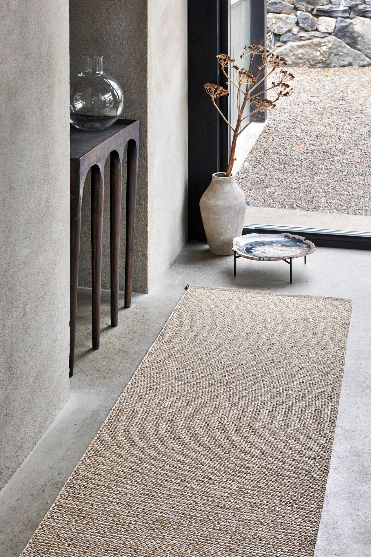 Effi Kunststoffteppich in warmem Grau, 70x200 cm, von Pappelina. Moderner Teppich für Innenräume.