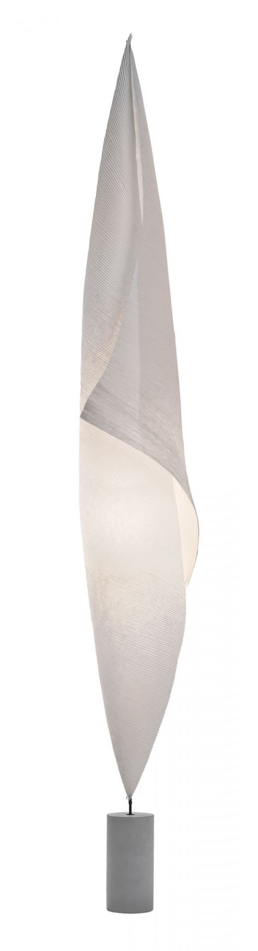 Wo-Tum-Bu 2 Stehleuchte von Ingo Maurer: Elegante, hohe Designerlampe mit weißem Lampenschirm und grauem Betonsockel.