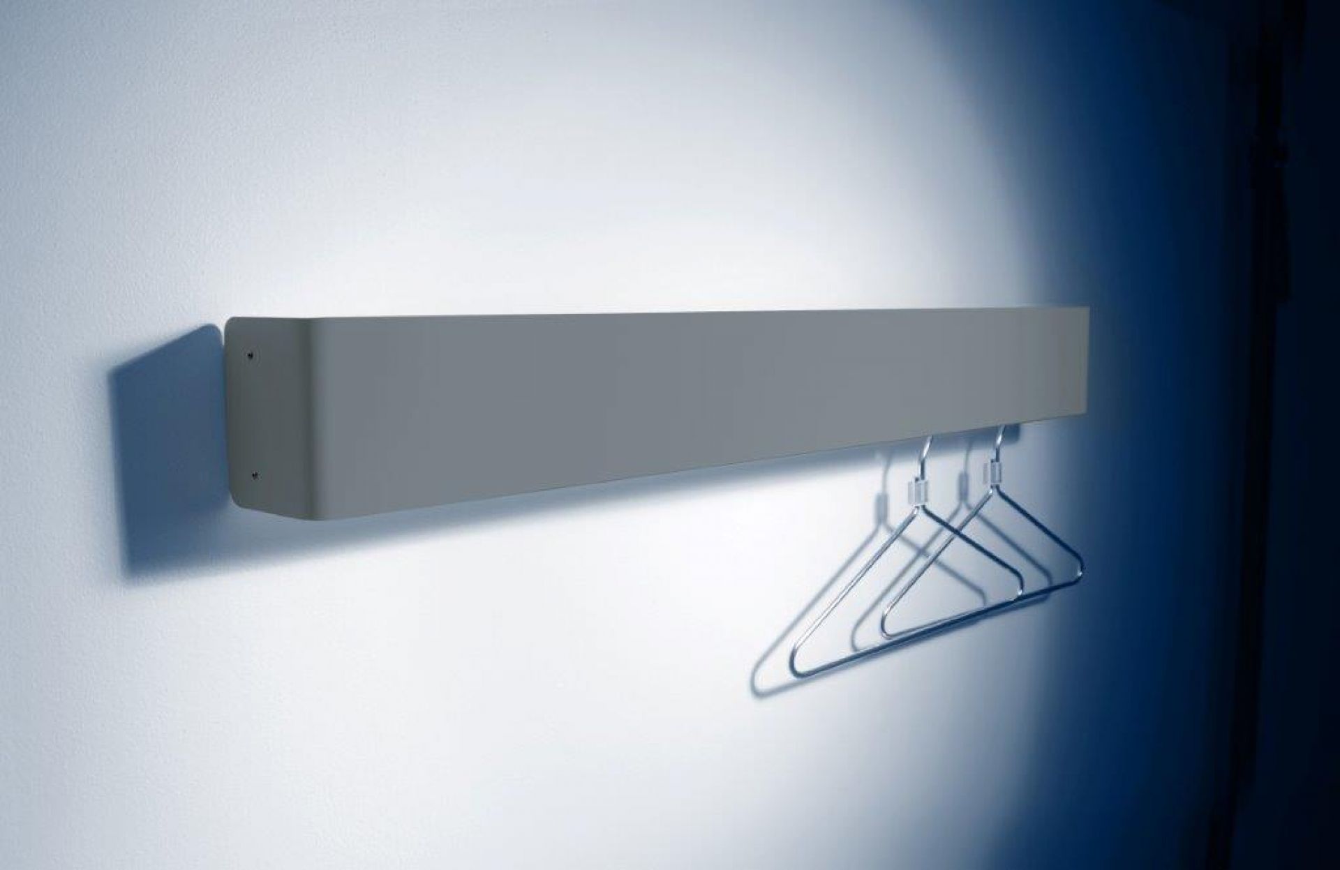 Graue Radius Garderobe an der Wand mit zwei Kleiderbügeln, moderne Wandgarderobe für Flur und Diele.