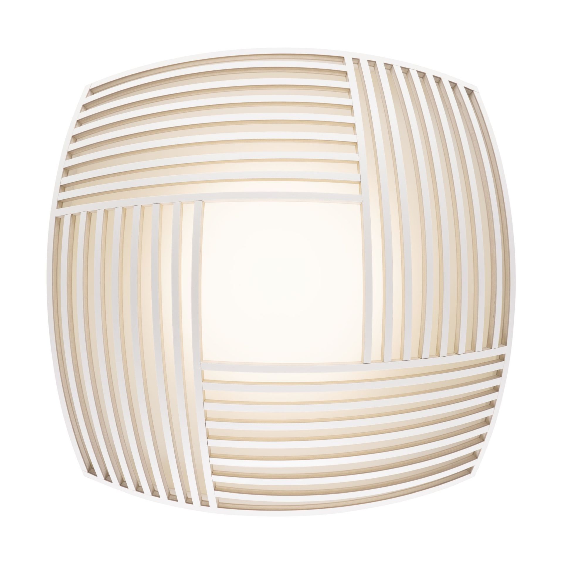 Weiße Kuulto Deckenleuchte von Secto Design mit Holzlamellen und warmem Lichtschein.